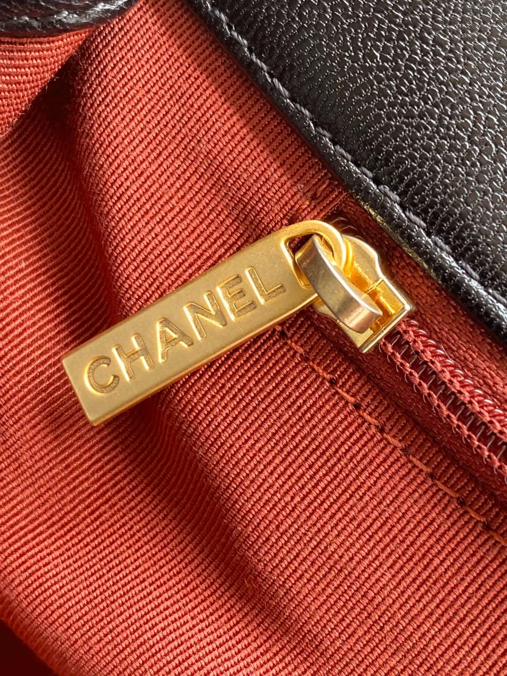 샤넬 19백 맥시 램스킨 블랙 골드