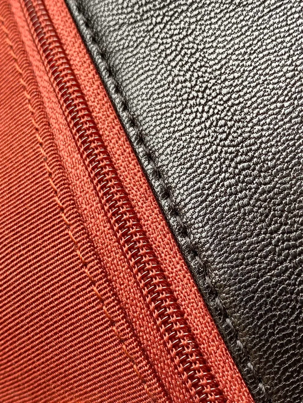 샤넬 19백 맥시 램스킨 블랙 골드