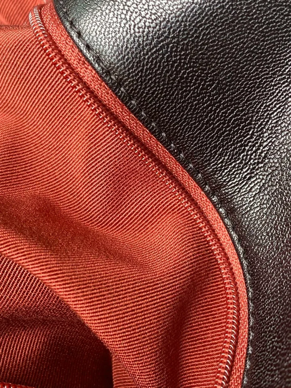 샤넬 19백 맥시 램스킨 블랙 골드