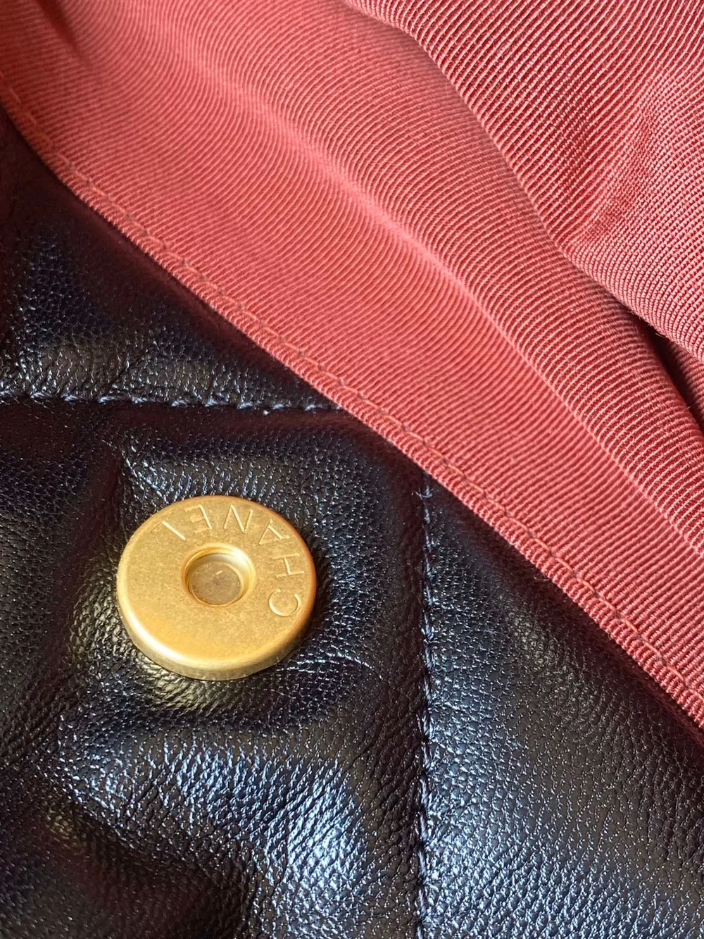 샤넬 19백 맥시 램스킨 블랙 골드