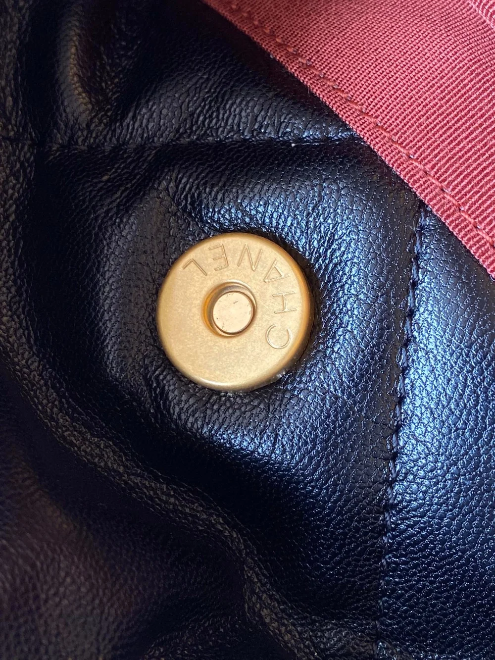 샤넬 19백 맥시 램스킨 블랙 골드