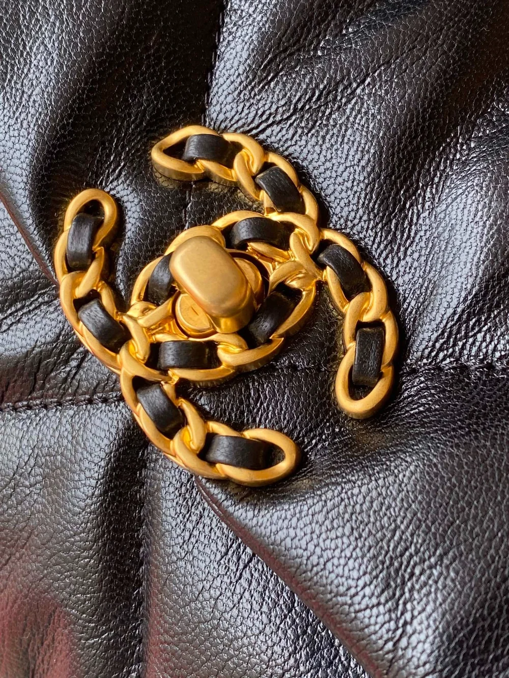 샤넬 19백 맥시 램스킨 블랙 골드