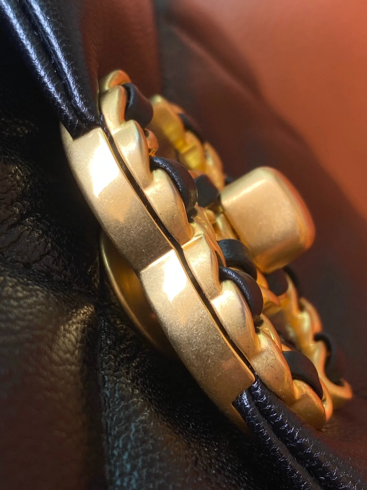 샤넬 19백 맥시 램스킨 블랙 골드