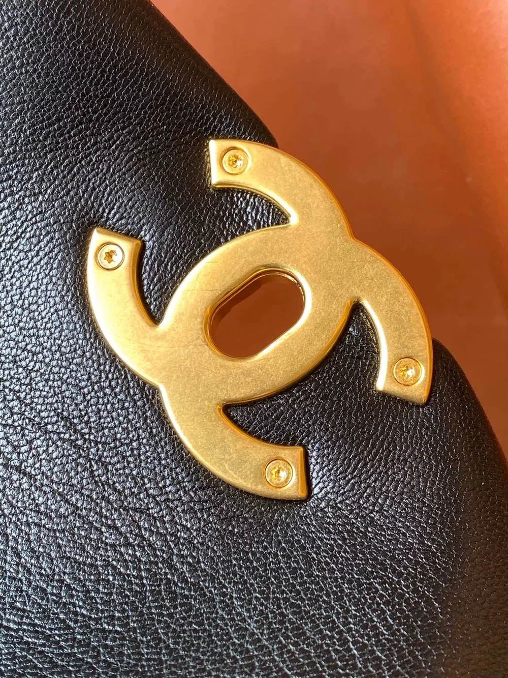 샤넬 19백 맥시 램스킨 블랙 골드