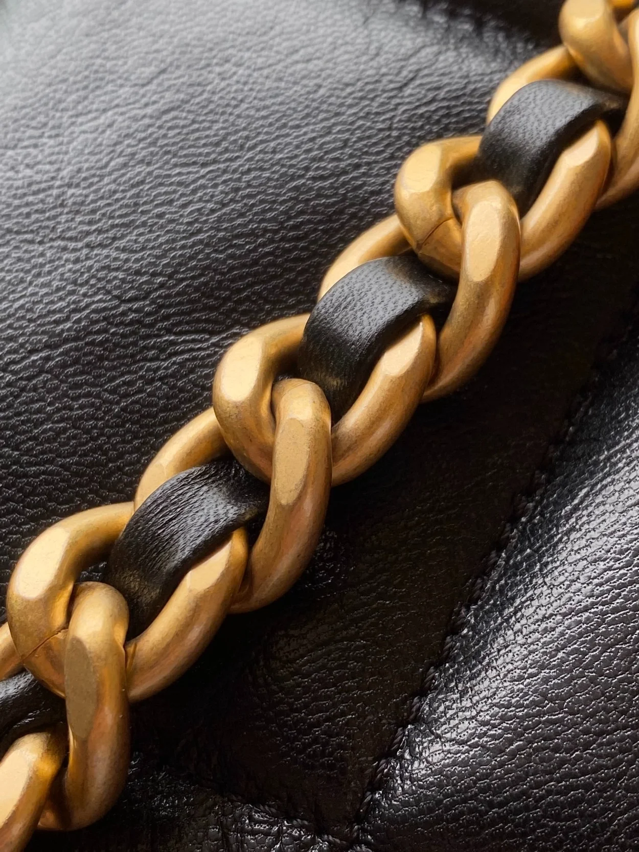 샤넬 19백 맥시 램스킨 블랙 골드