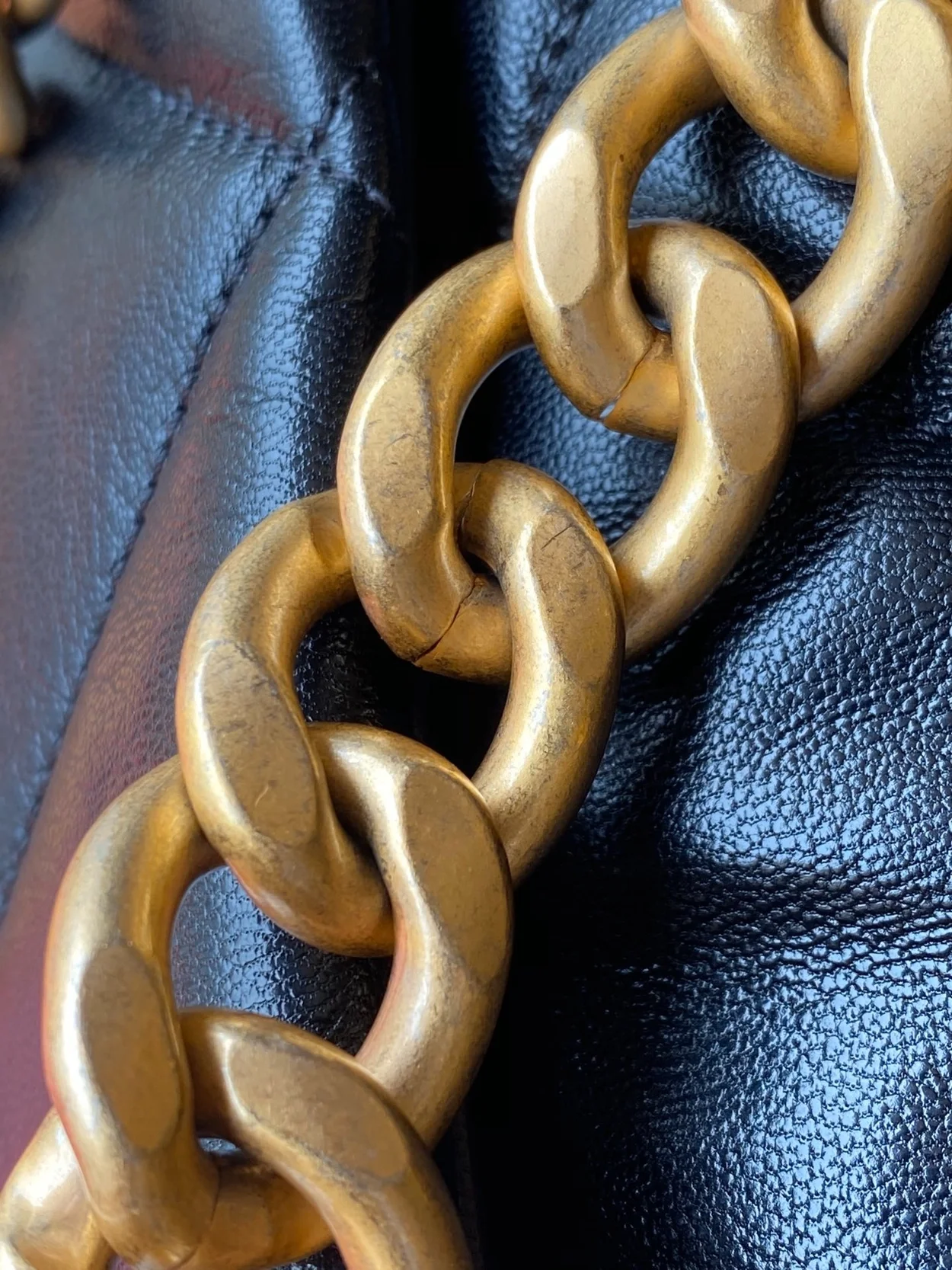 샤넬 19백 맥시 램스킨 블랙 골드