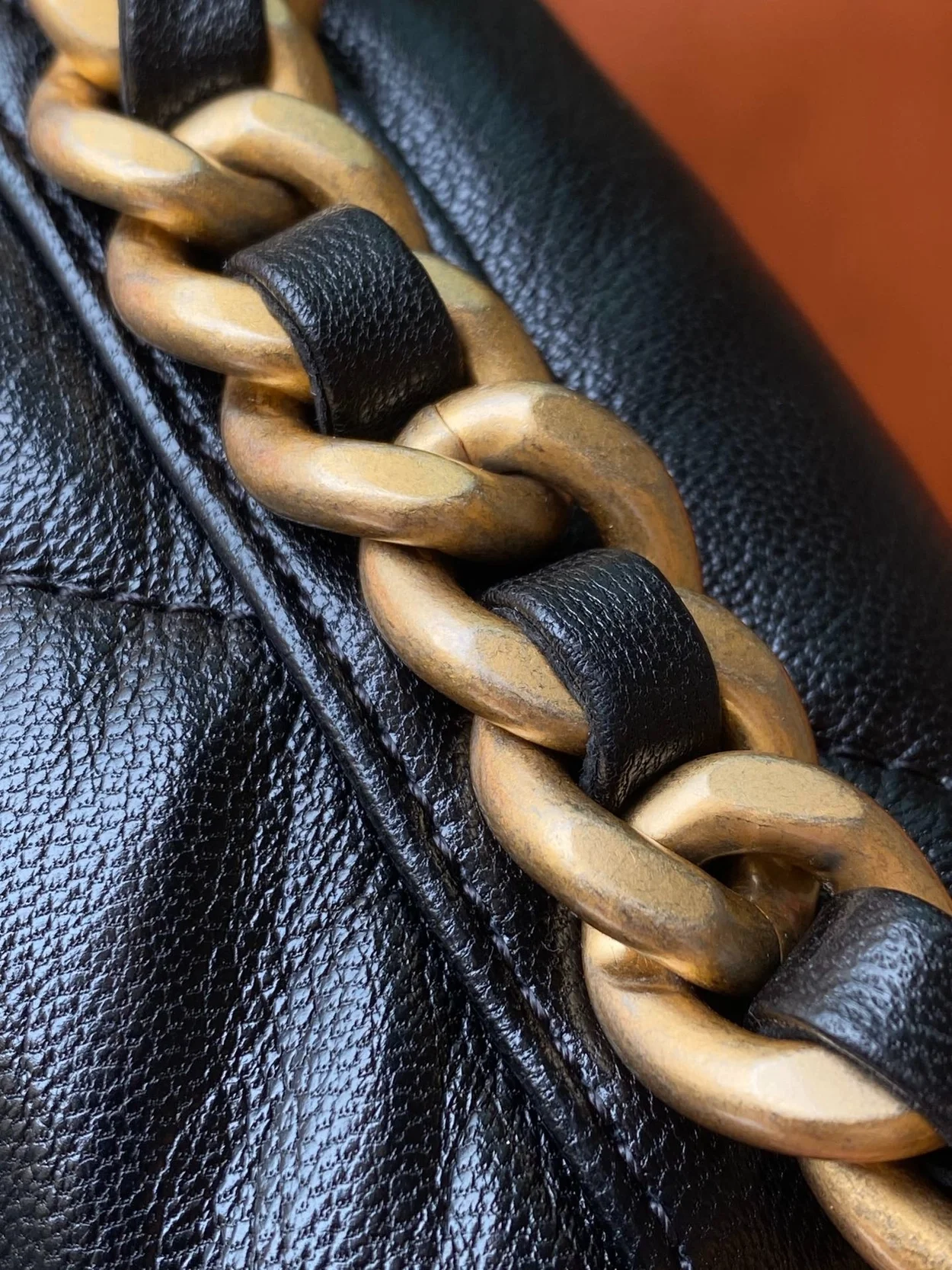 샤넬 19백 맥시 램스킨 블랙 골드