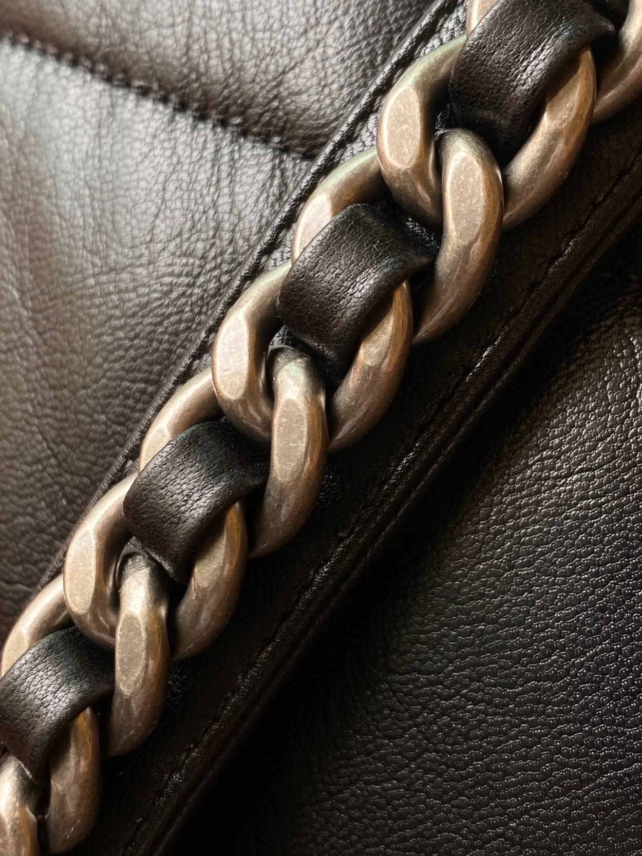 샤넬 19백 맥시 램스킨 블랙 골드