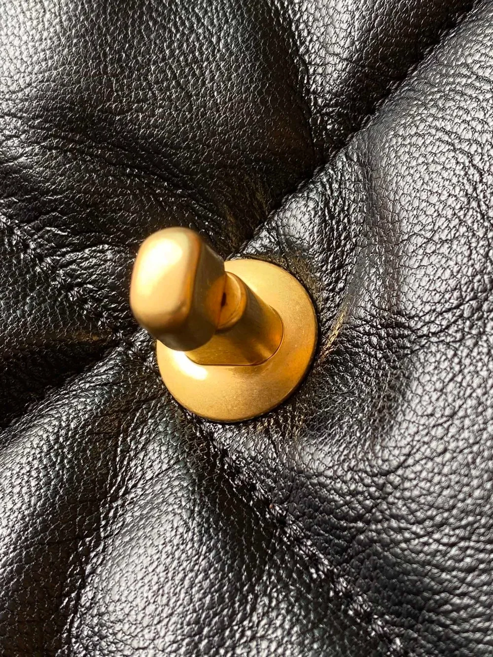 샤넬 19백 맥시 램스킨 블랙 골드