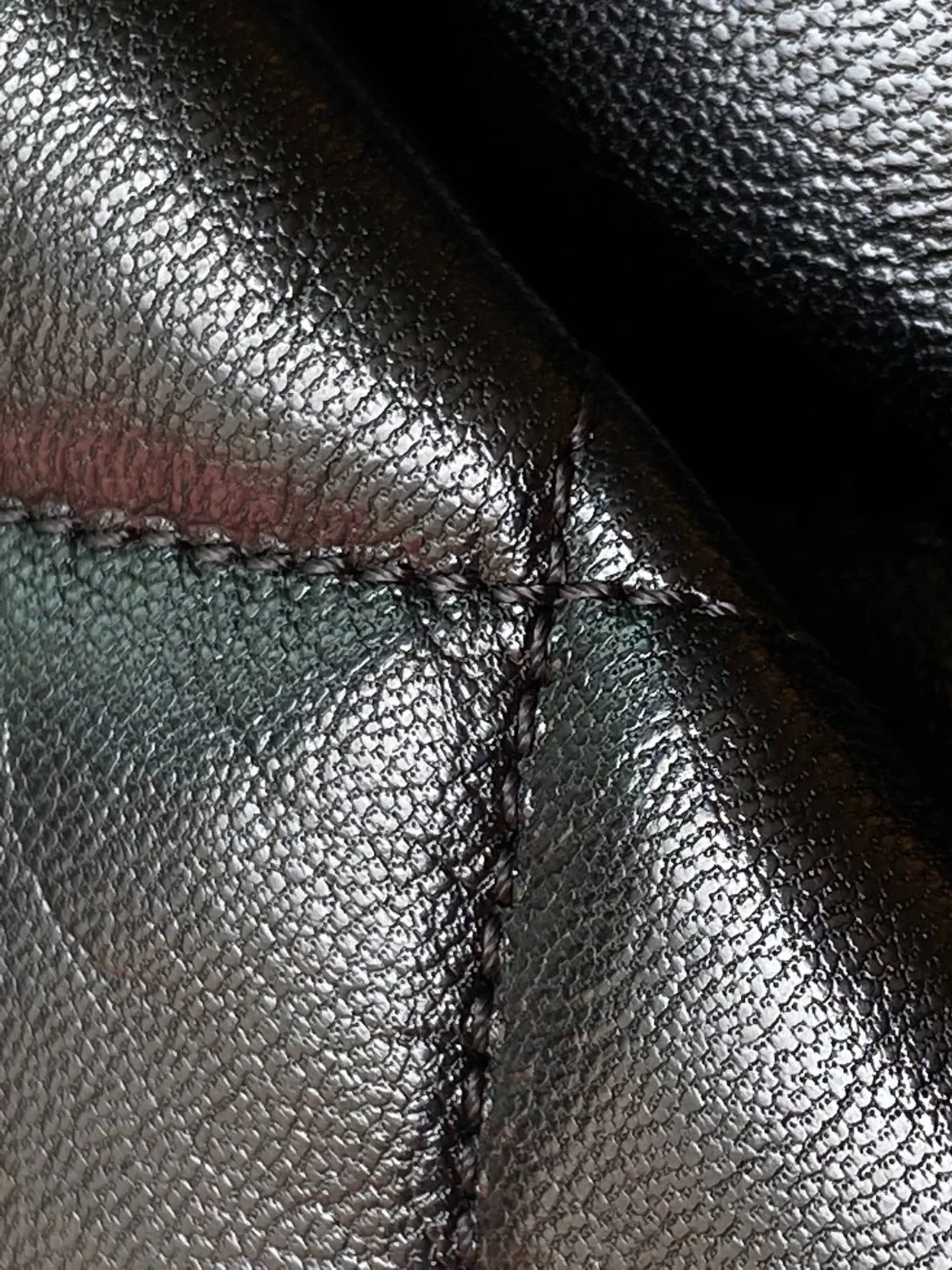 샤넬 19백 맥시 램스킨 블랙 골드