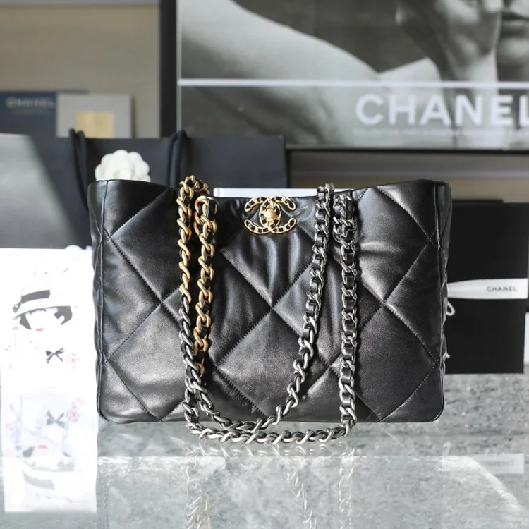 샤넬 19 쇼퍼백 램스킨 블랙 골드