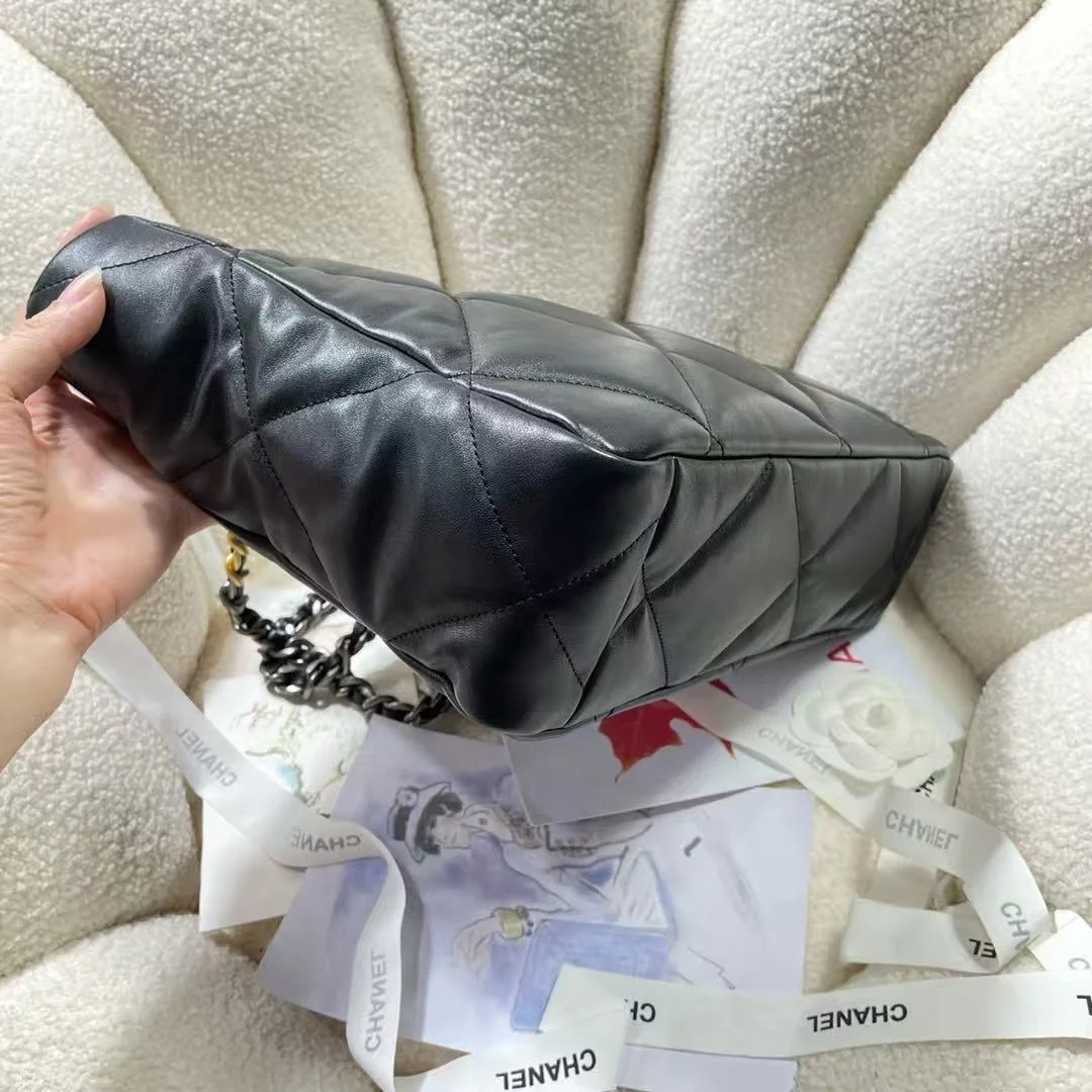 샤넬 19 쇼퍼백 램스킨 블랙 골드