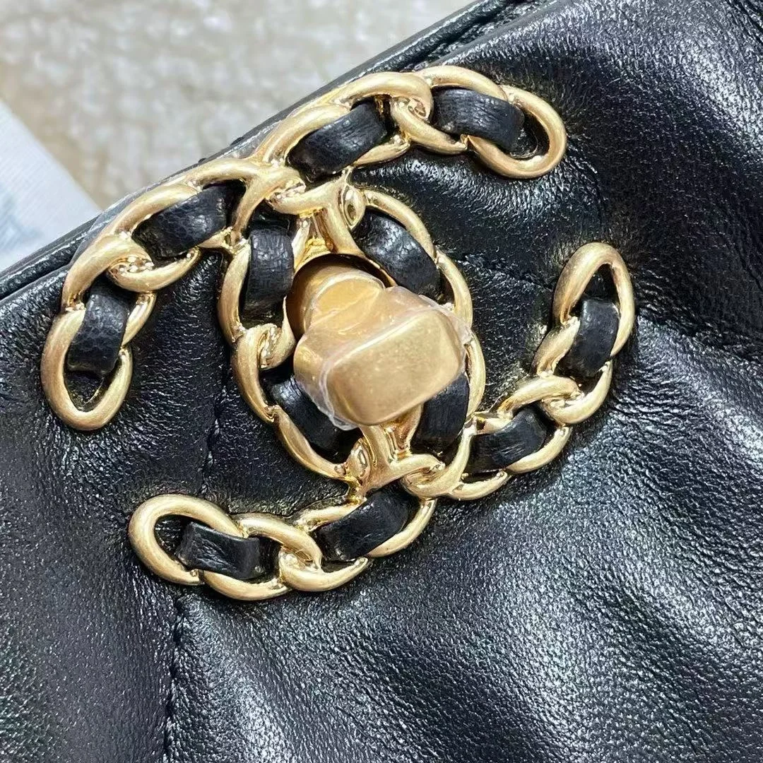 샤넬 19 쇼퍼백 램스킨 블랙 골드