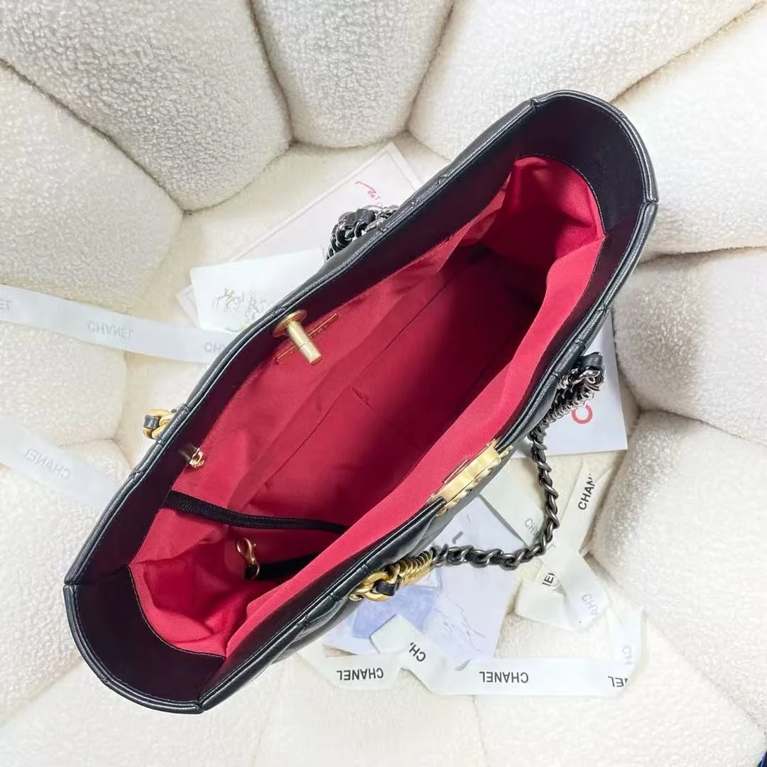 샤넬 19 쇼퍼백 램스킨 블랙 골드