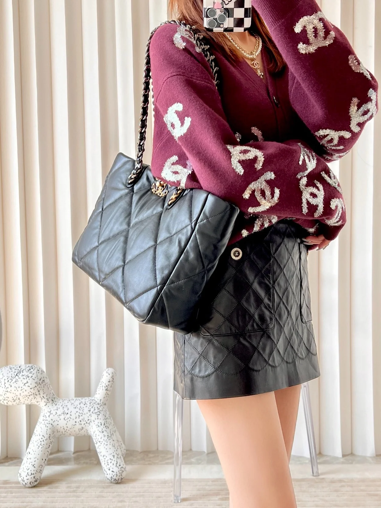 샤넬 19 쇼퍼백 램스킨 블랙 골드