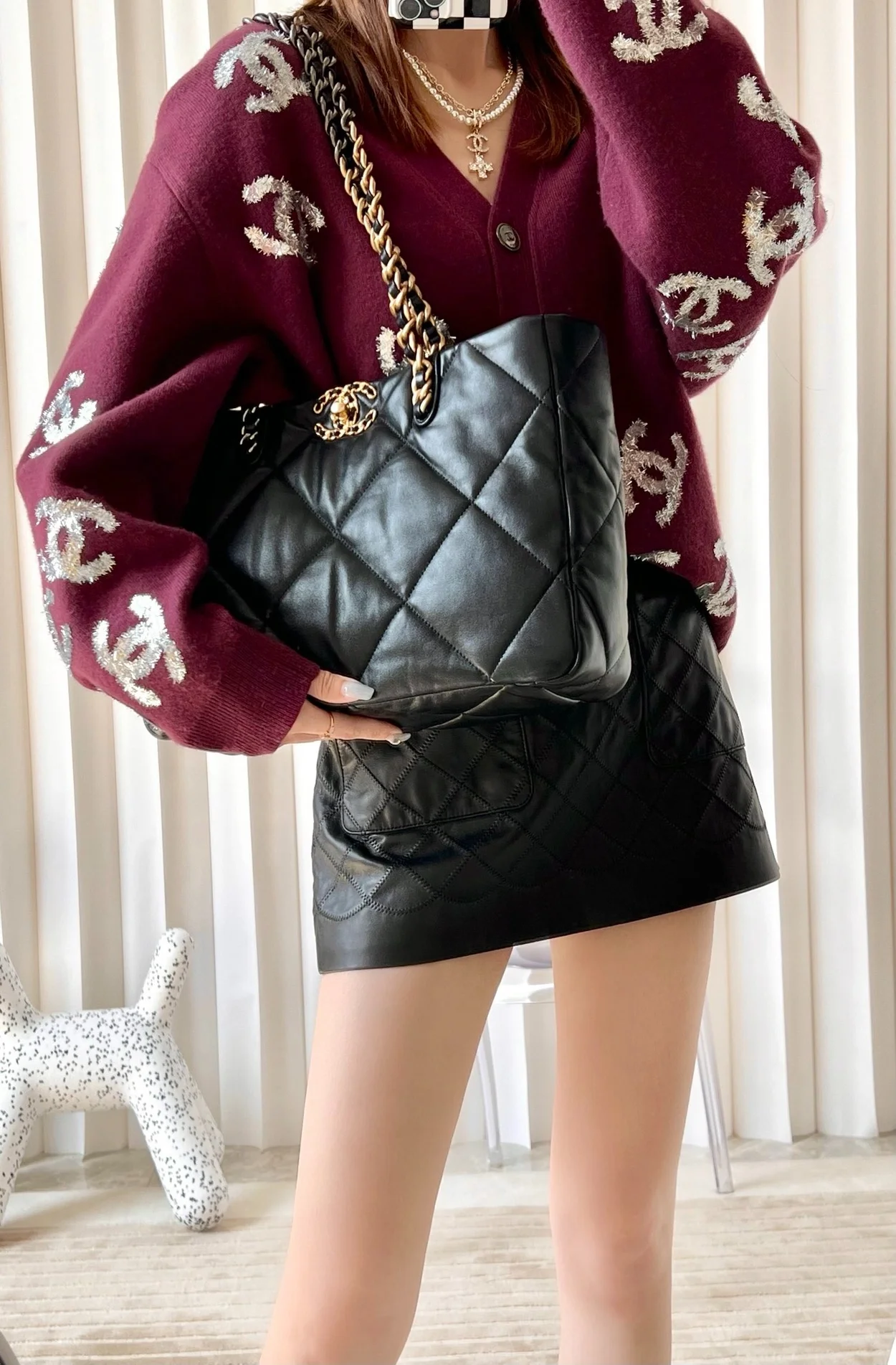 샤넬 19 쇼퍼백 램스킨 블랙 골드