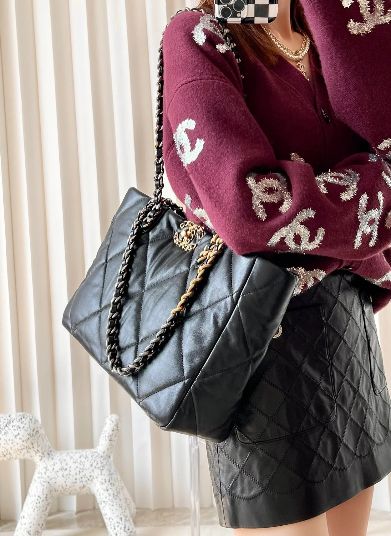 샤넬 19 쇼퍼백 램스킨 블랙 골드