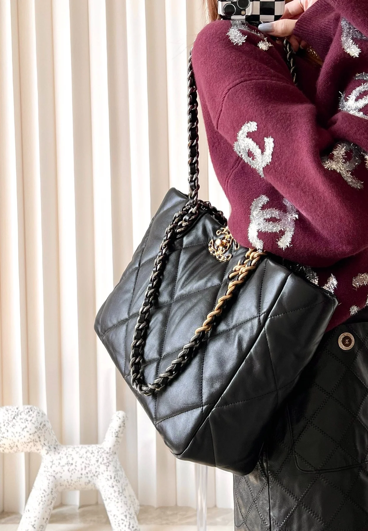 샤넬 19 쇼퍼백 램스킨 블랙 골드