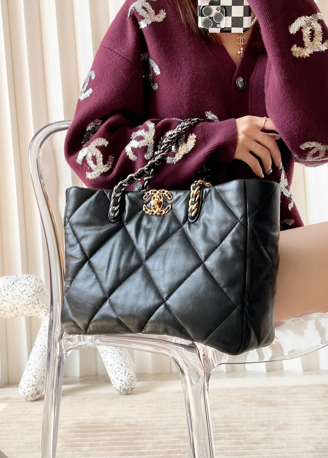 샤넬 19 쇼퍼백 램스킨 블랙 골드