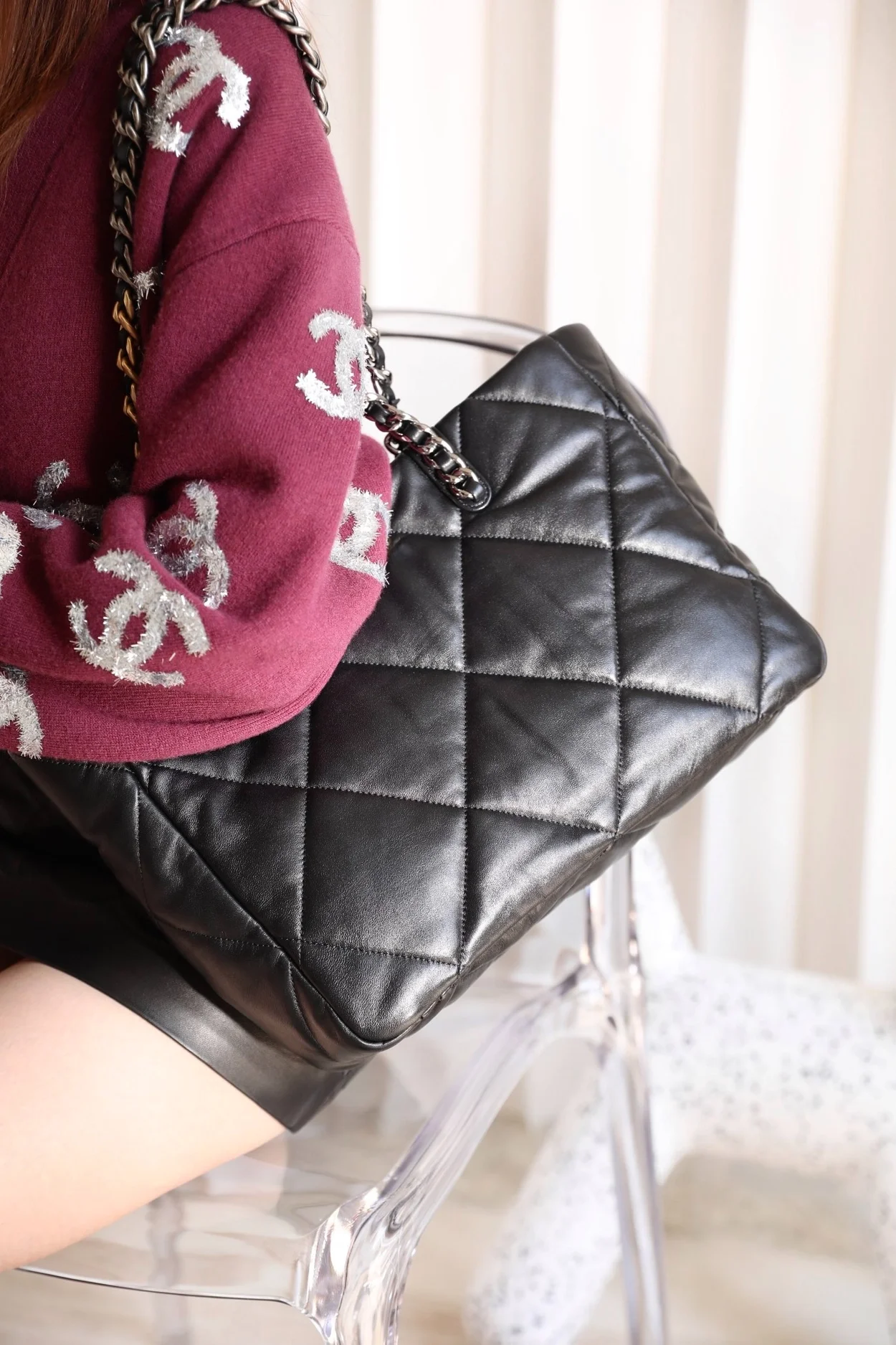 샤넬 19 쇼퍼백 램스킨 블랙 골드