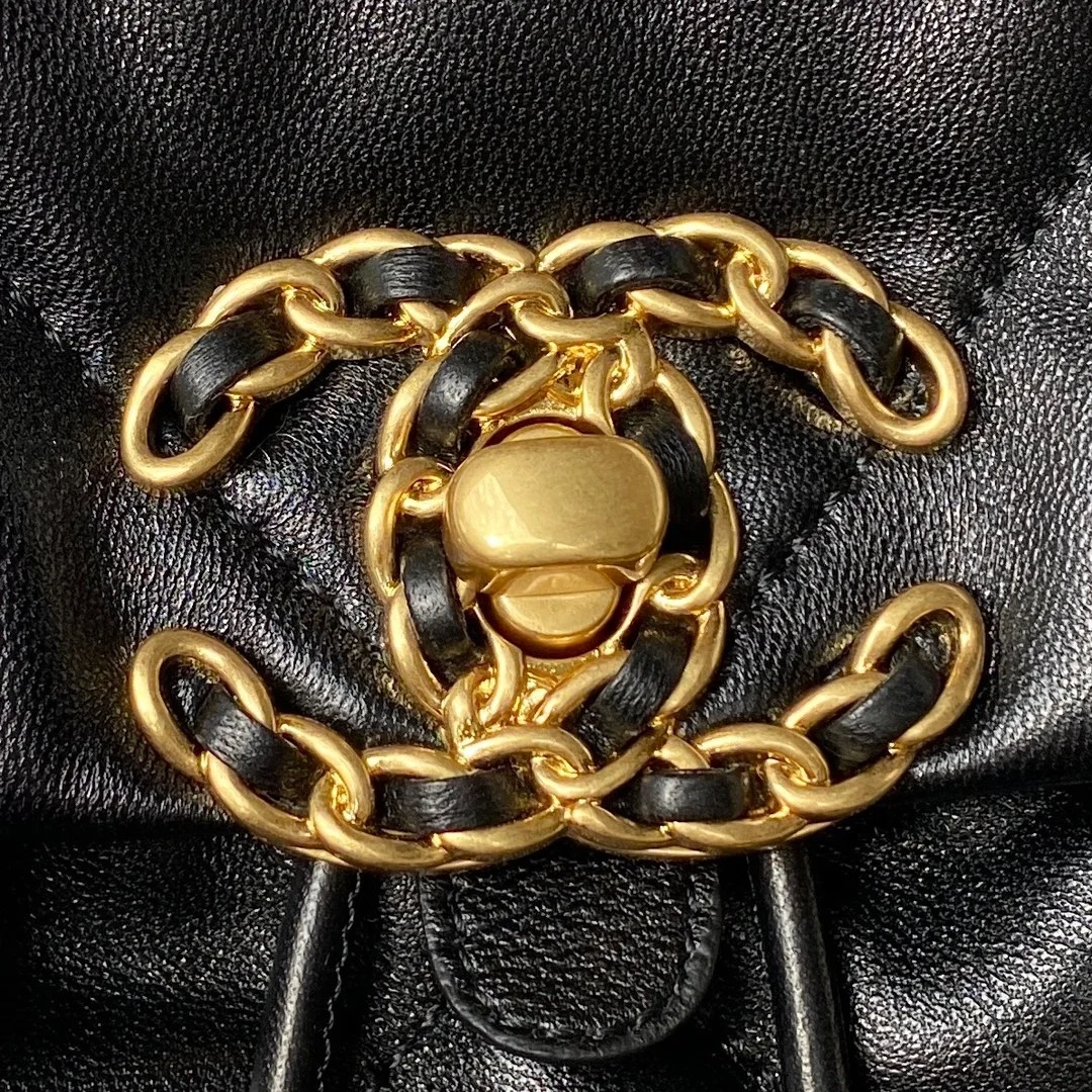 샤넬 19 백팩 샤이니 램스킨 블랙