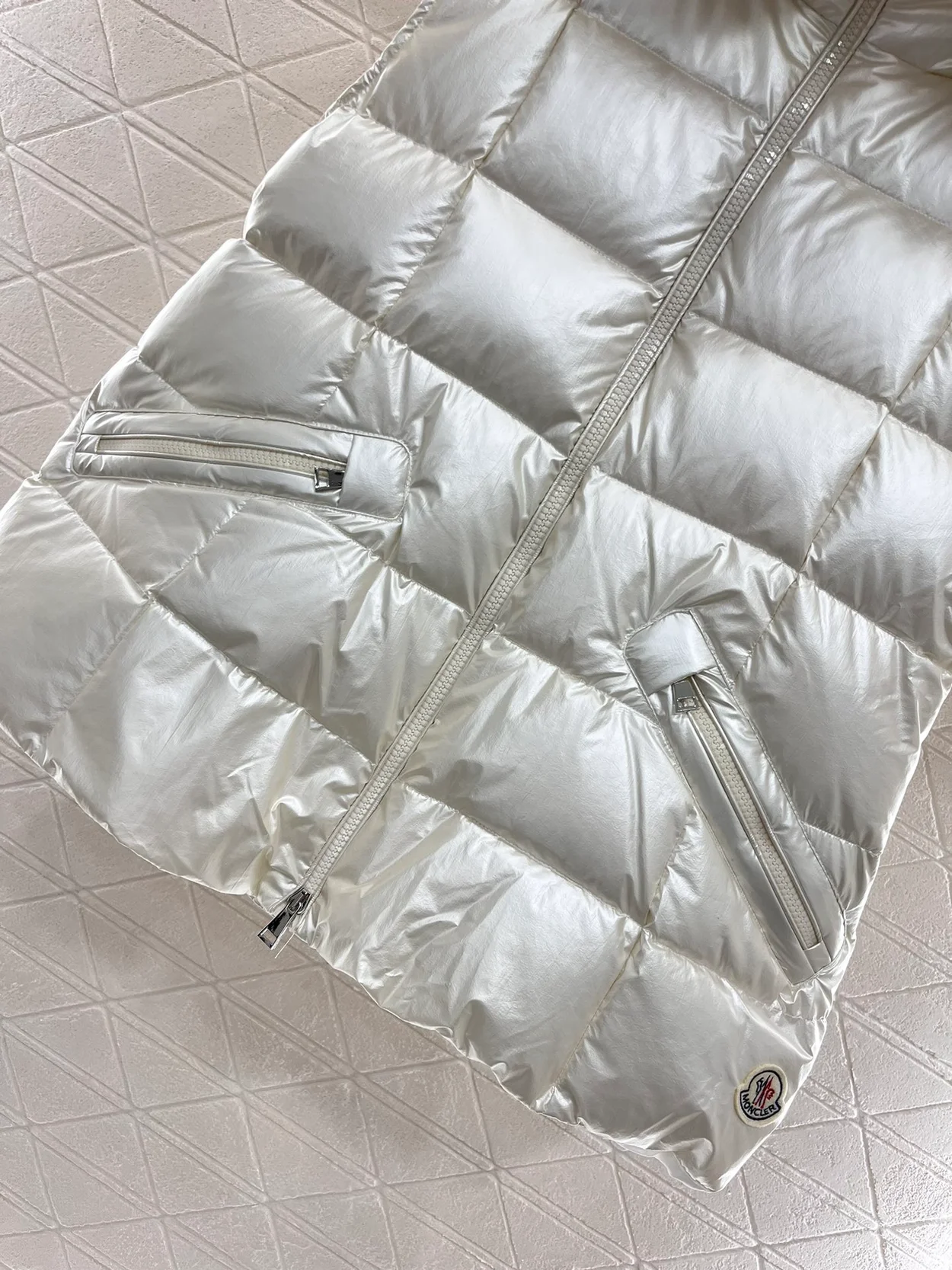 몽클레어 Anse 슬리브리스 패딩