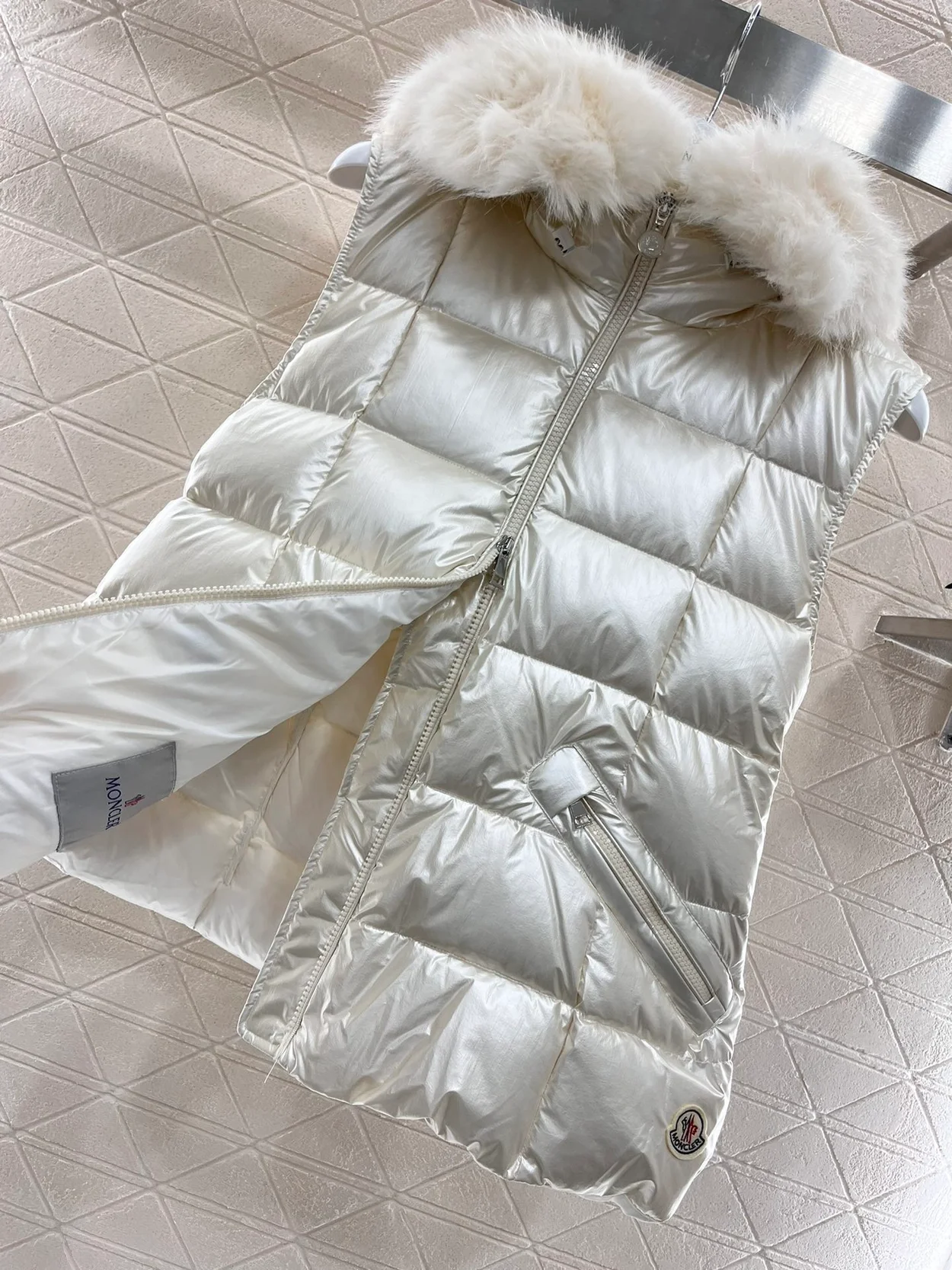 몽클레어 Anse 슬리브리스 패딩