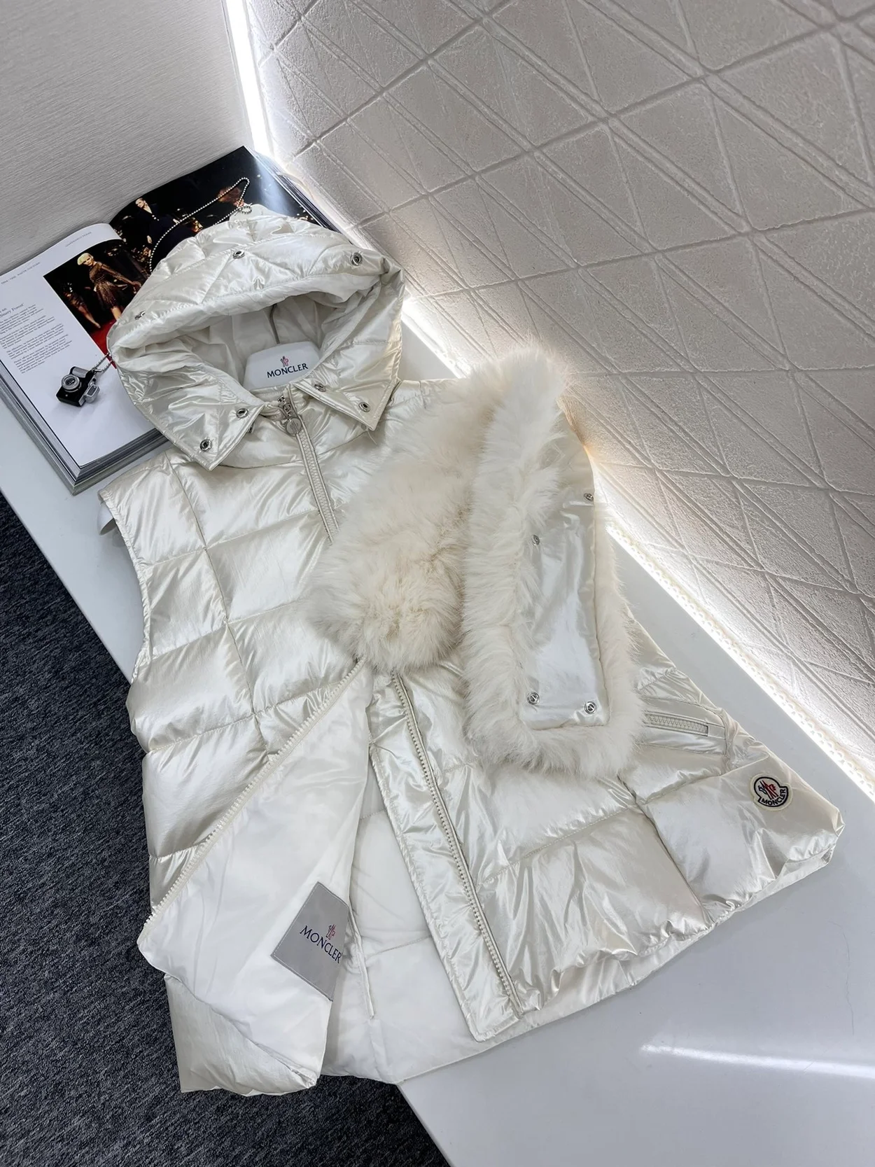 몽클레어 Anse 슬리브리스 패딩