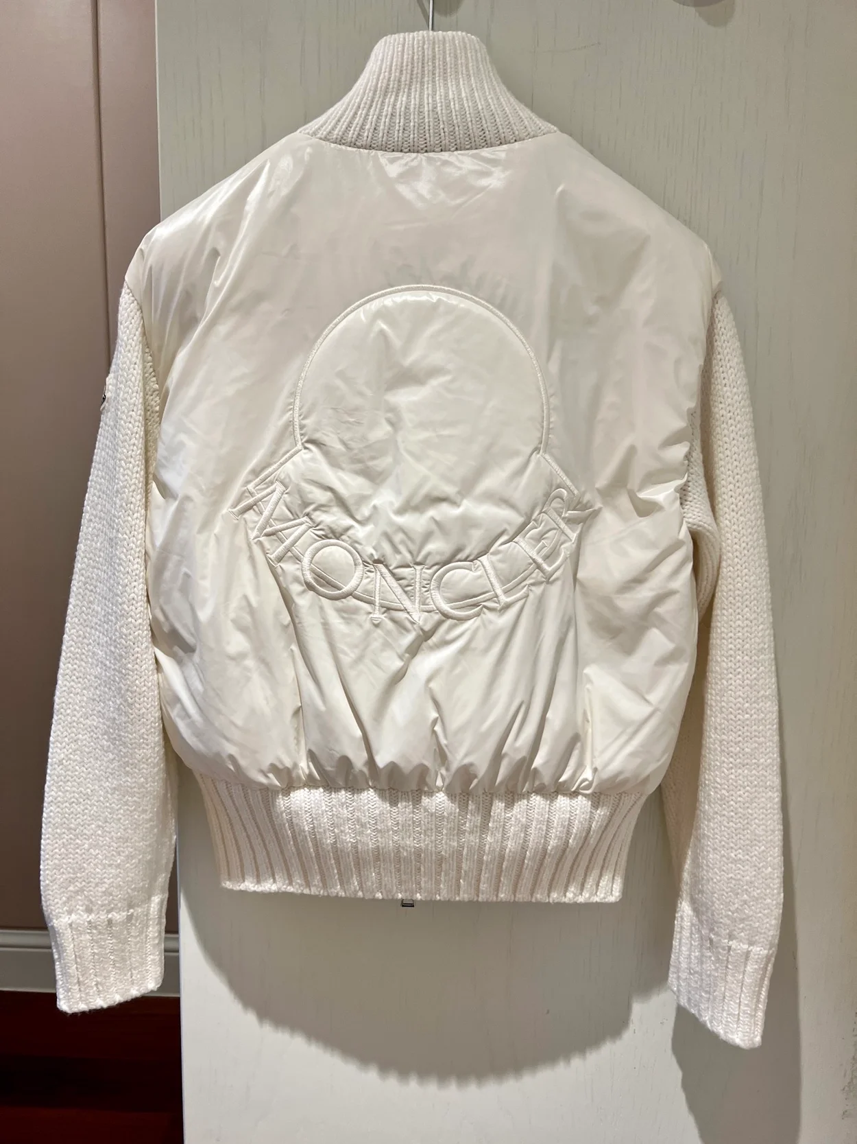 몽클레어 화이트 패딩 자켓