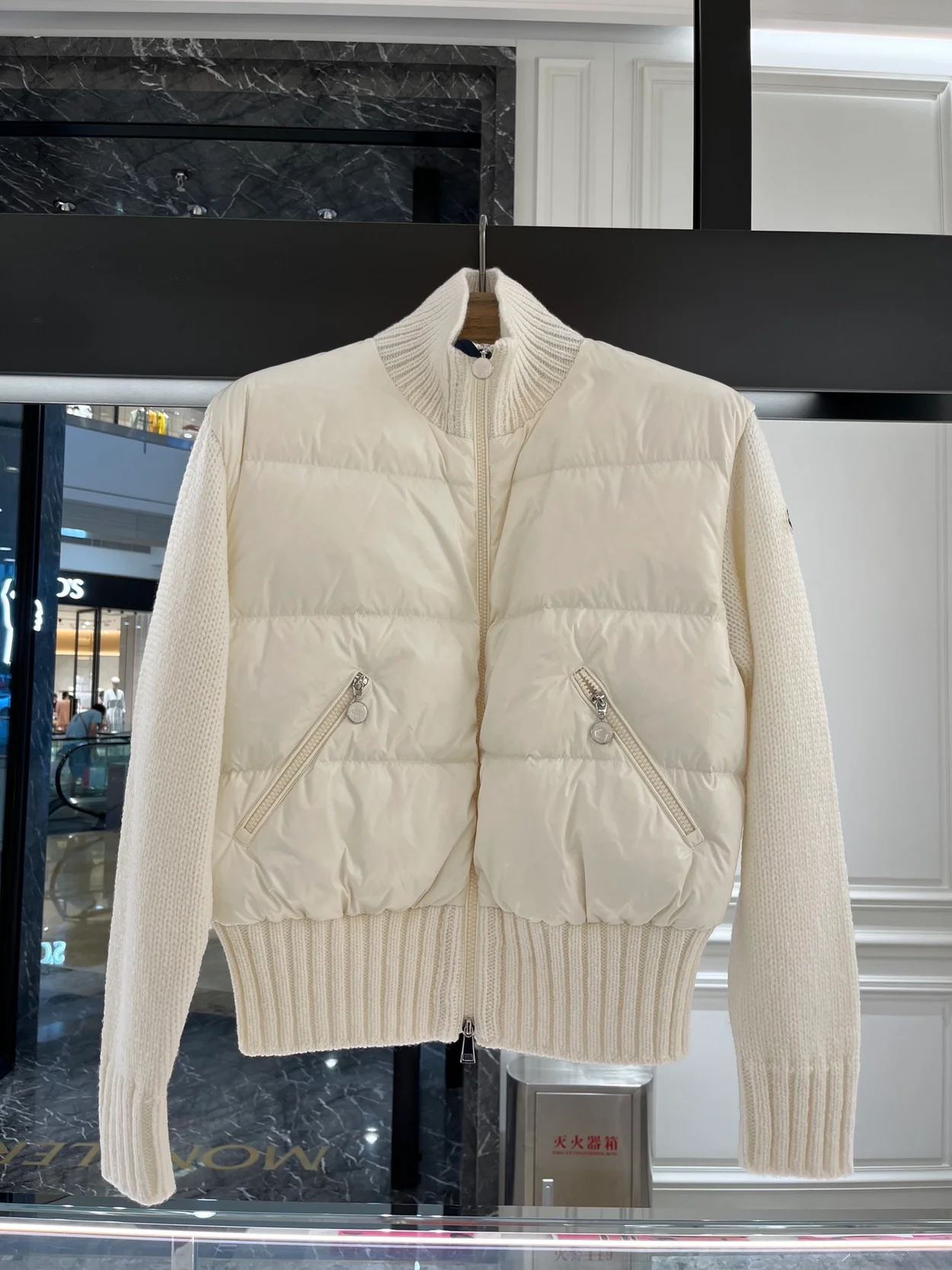 몽클레어 화이트 패딩 자켓