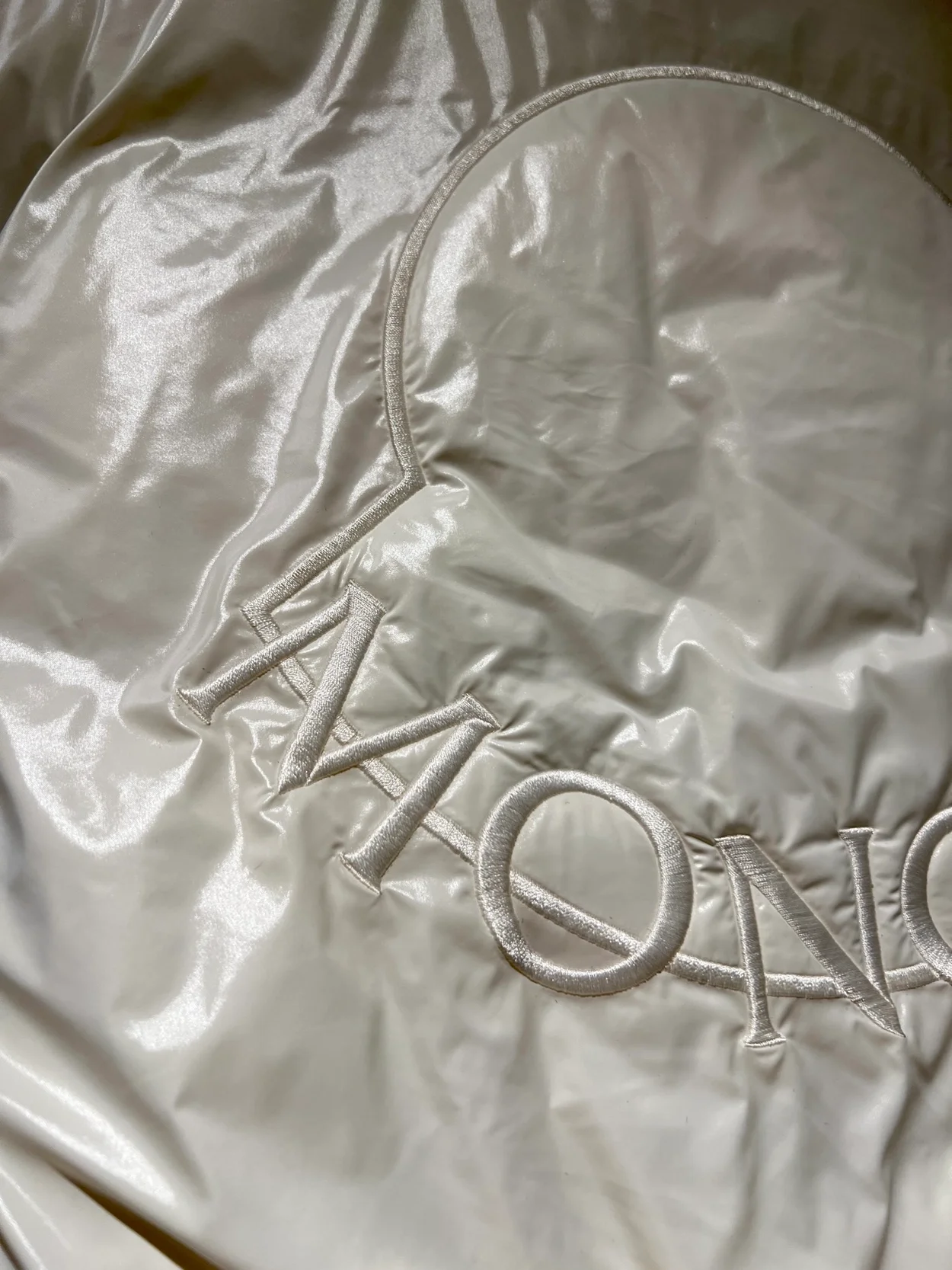 몽클레어 화이트 패딩 자켓