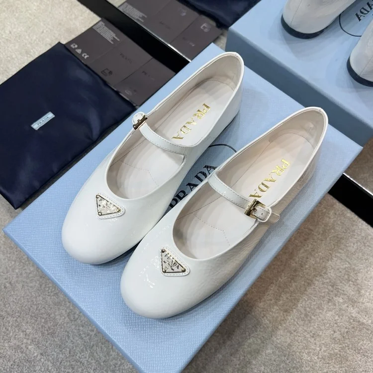 프라다 삼각 발레리나 페이턴트