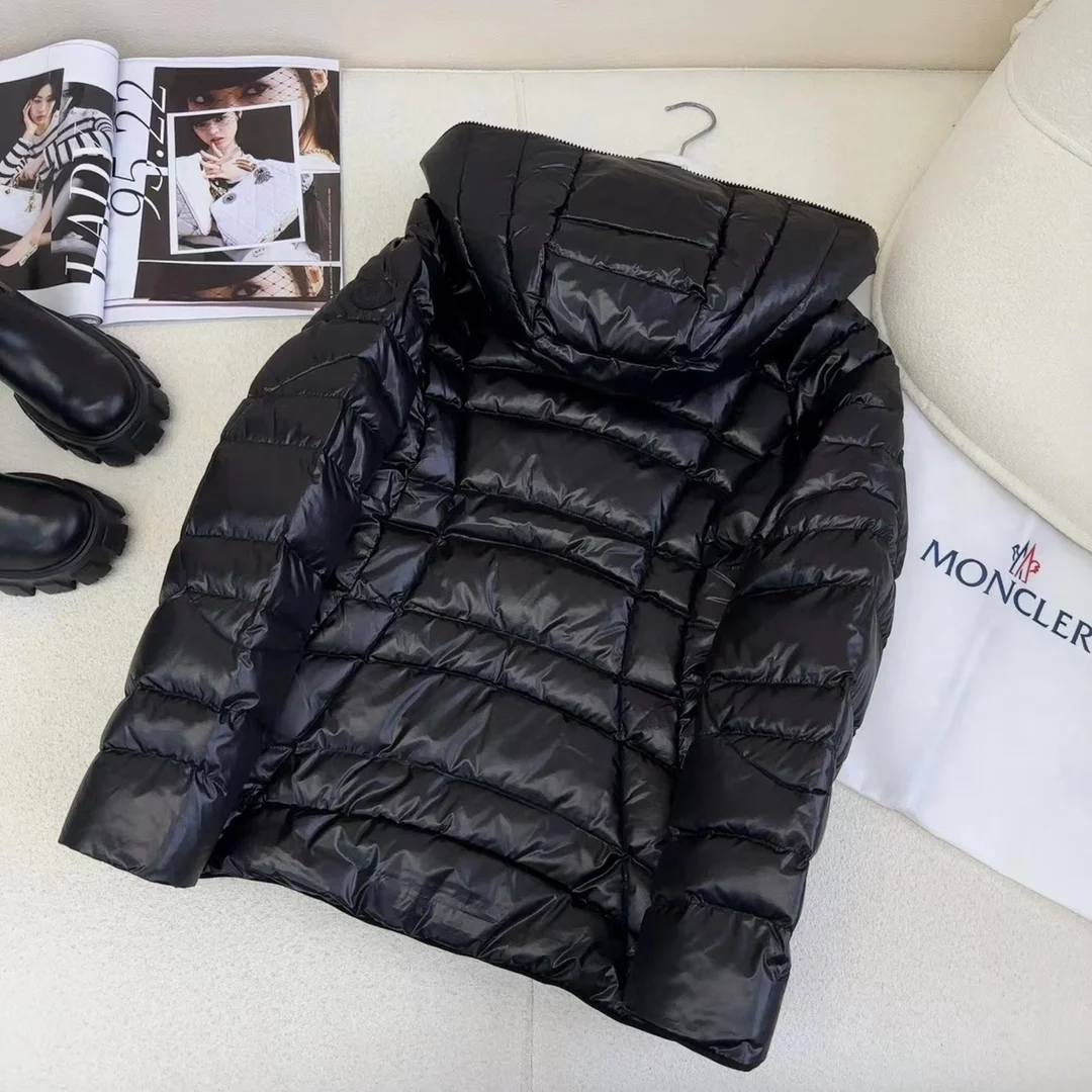 몽클레어 이세르 쇼트 다운 자켓 블랙