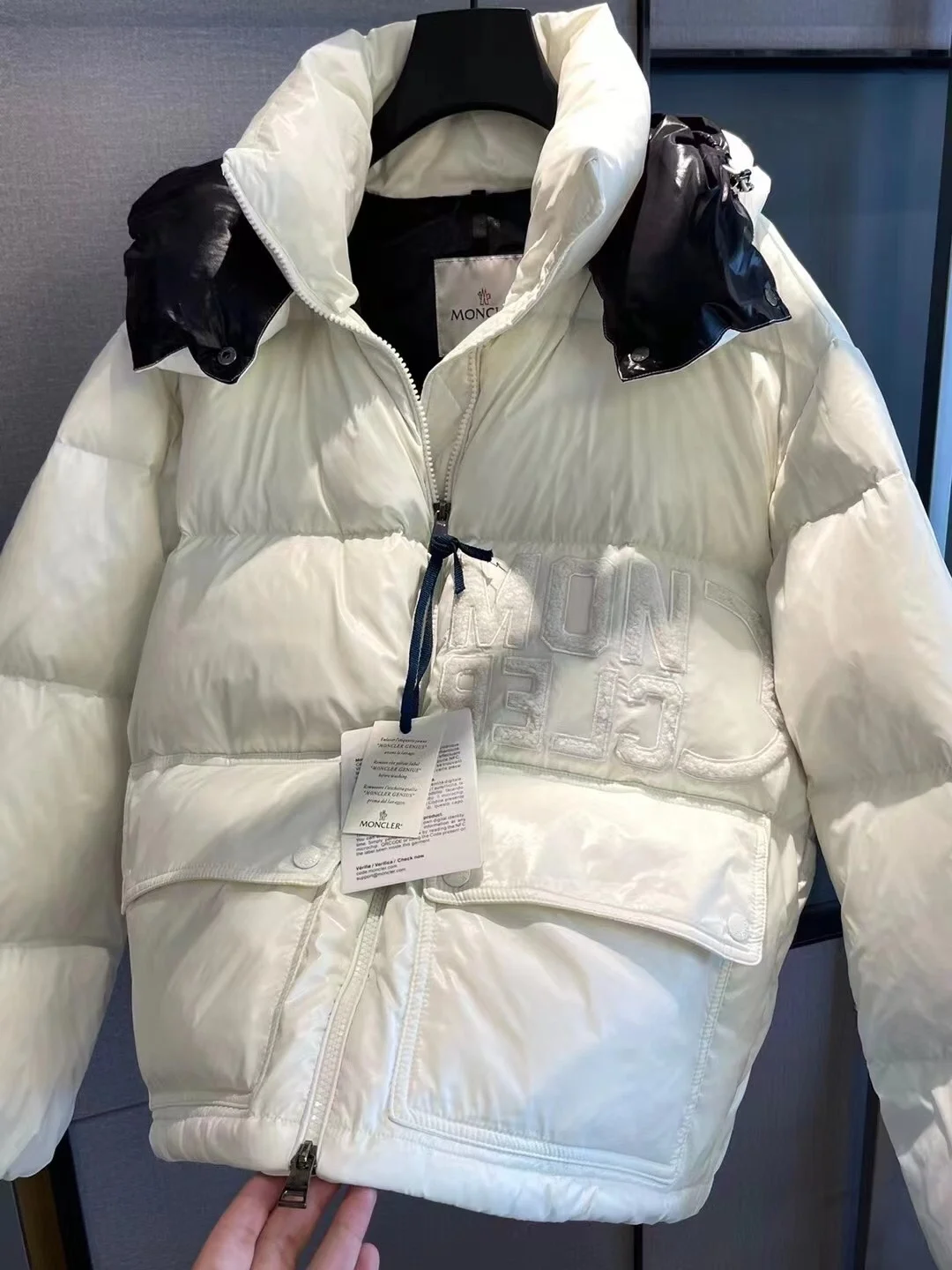 몽클레어 아바예 쇼트 다운 자켓 화이트