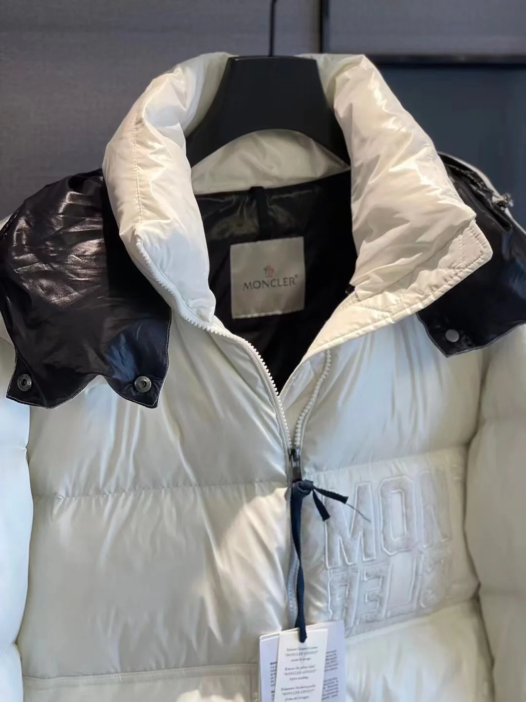 몽클레어 아바예 쇼트 다운 자켓 화이트