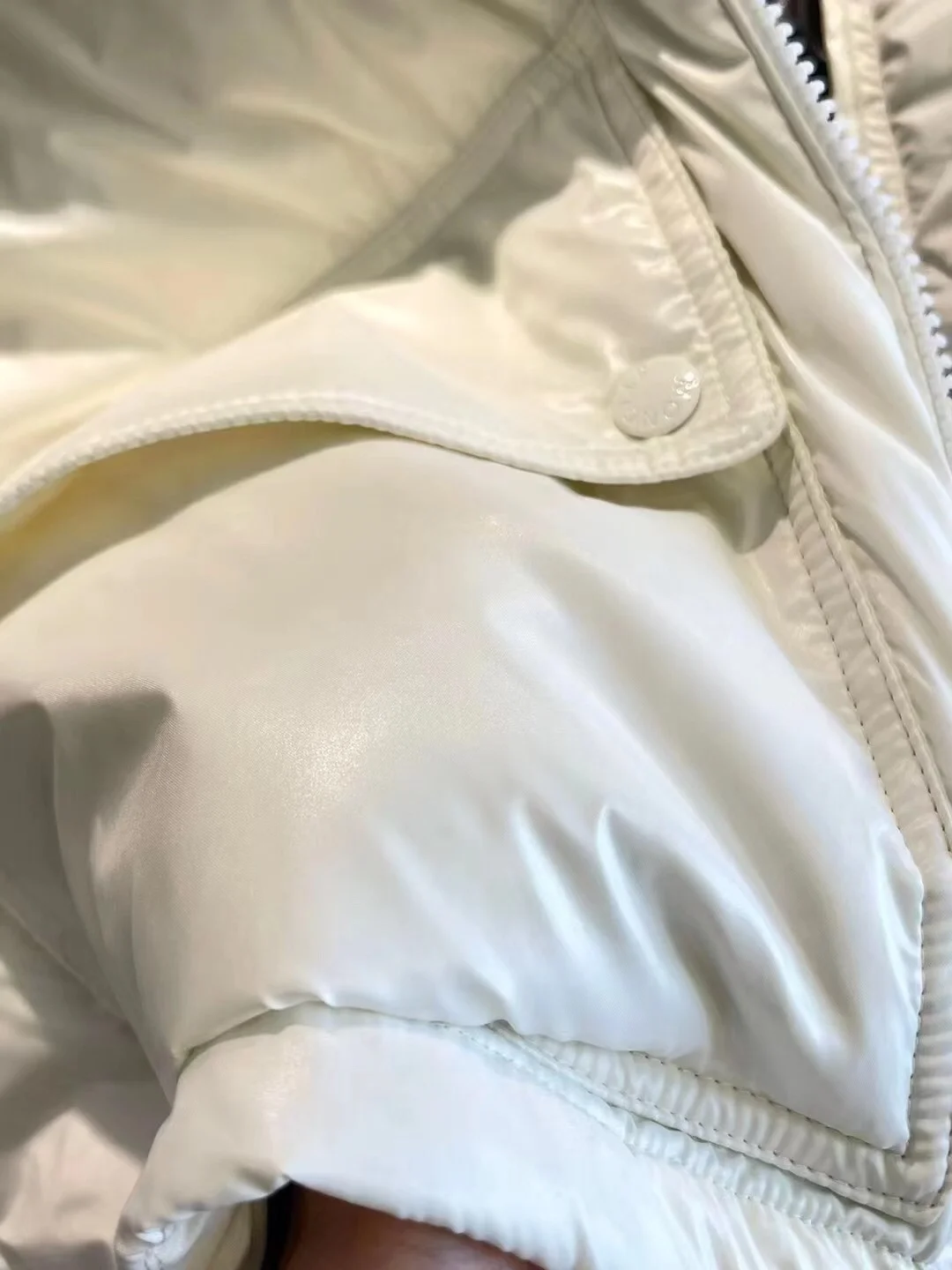 몽클레어 아바예 쇼트 다운 자켓 화이트