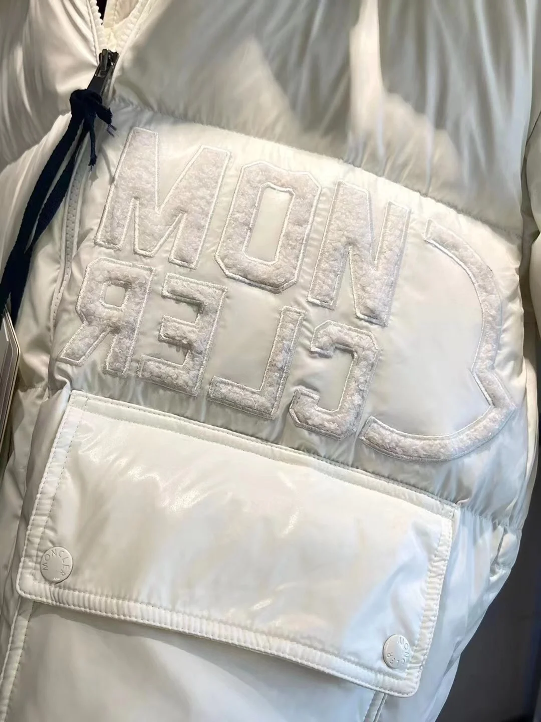 몽클레어 아바예 쇼트 다운 자켓 화이트