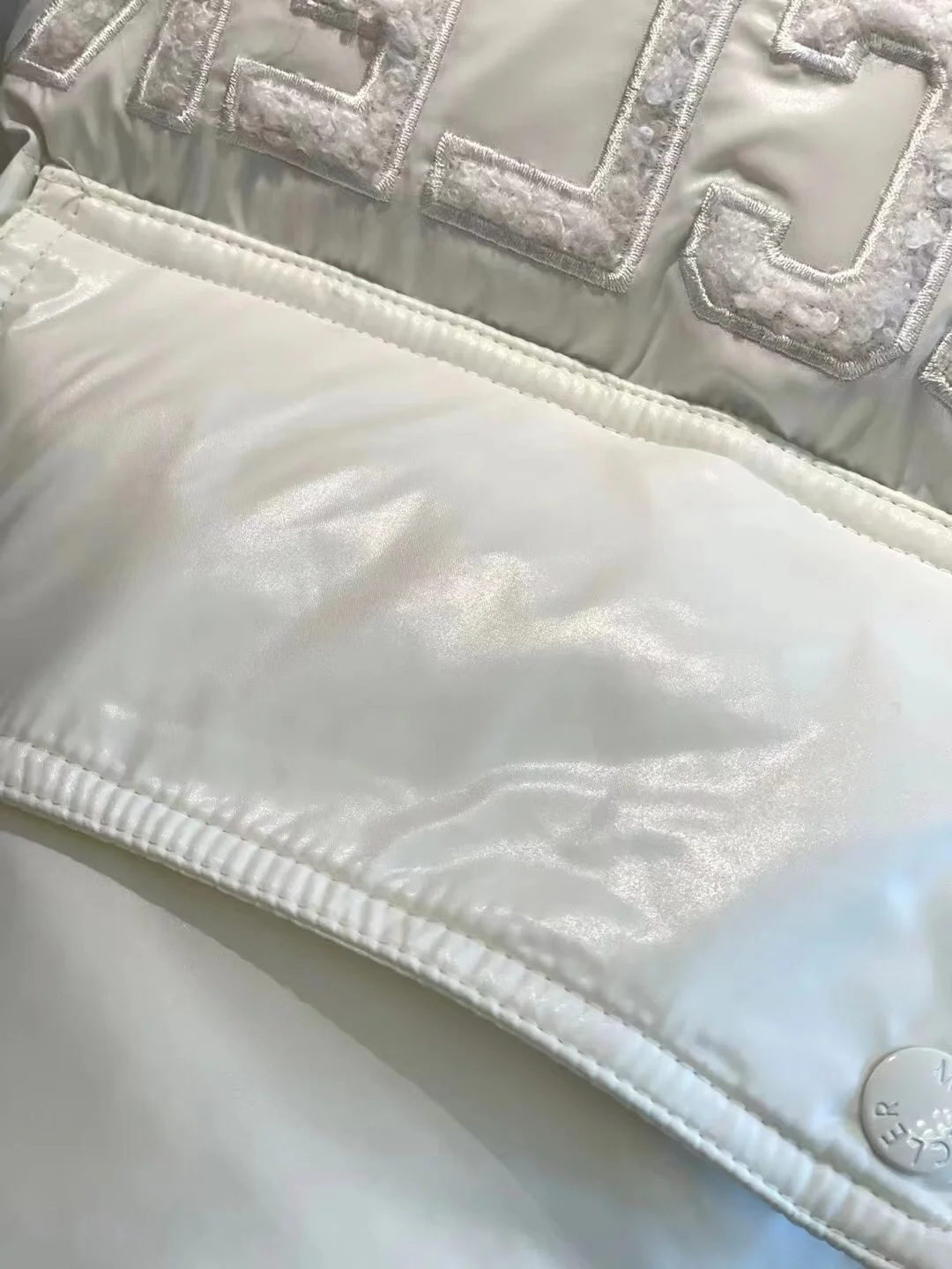 몽클레어 아바예 쇼트 다운 자켓 화이트