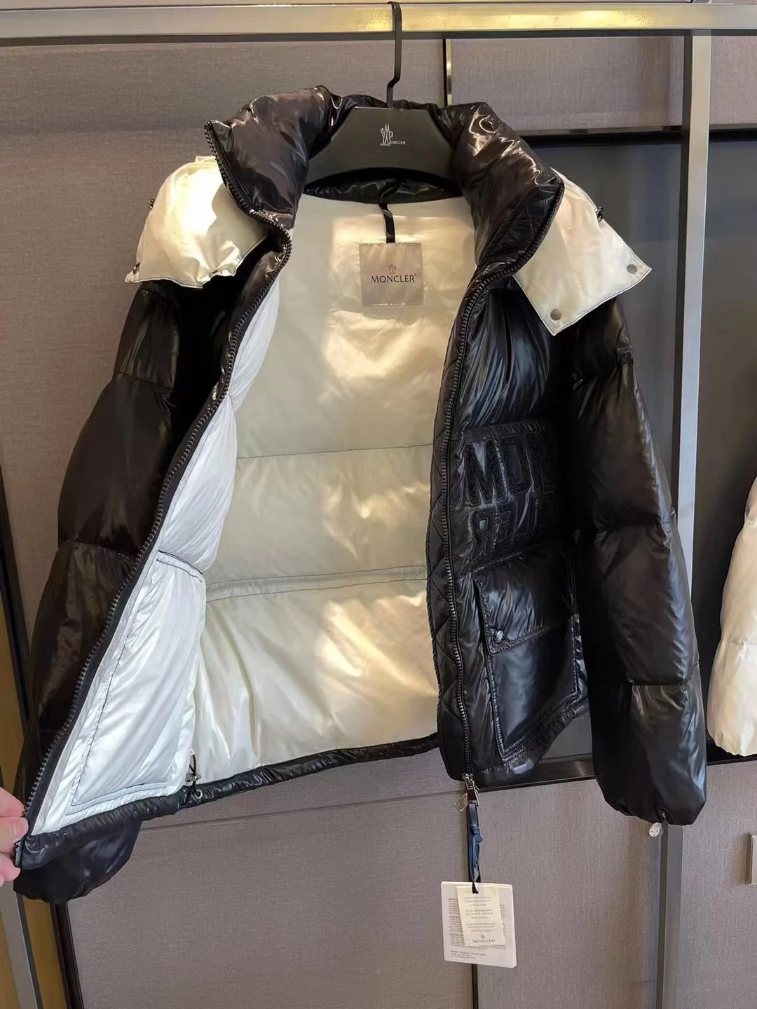 몽클레어 아바예 쇼트 다운 자켓 블랙