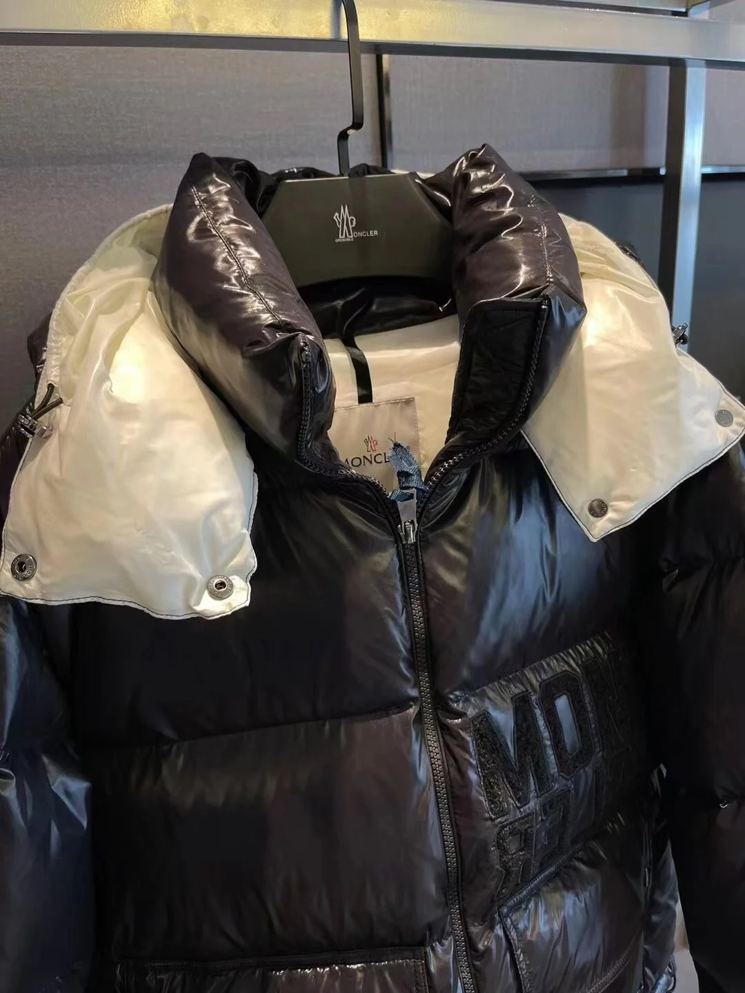 몽클레어 아바예 쇼트 다운 자켓 블랙