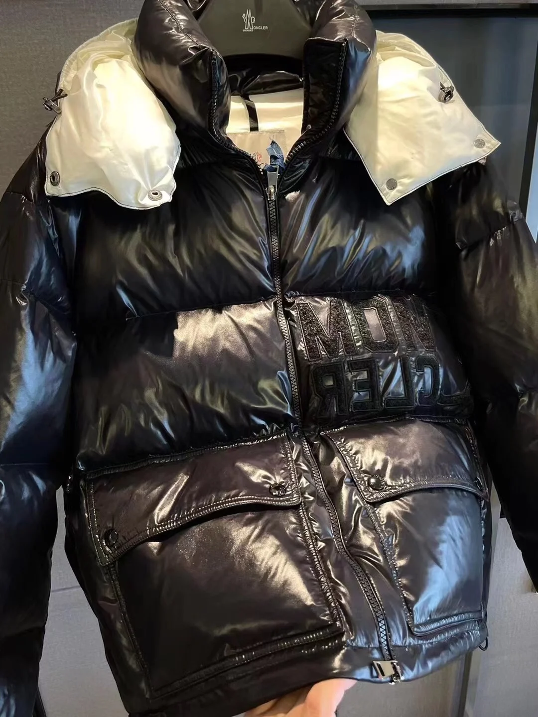 몽클레어 아바예 쇼트 다운 자켓 블랙