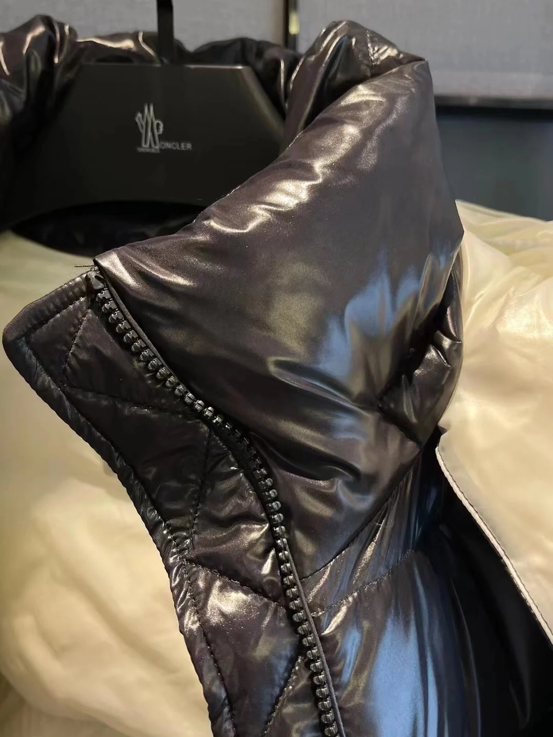 몽클레어 아바예 쇼트 다운 자켓 블랙