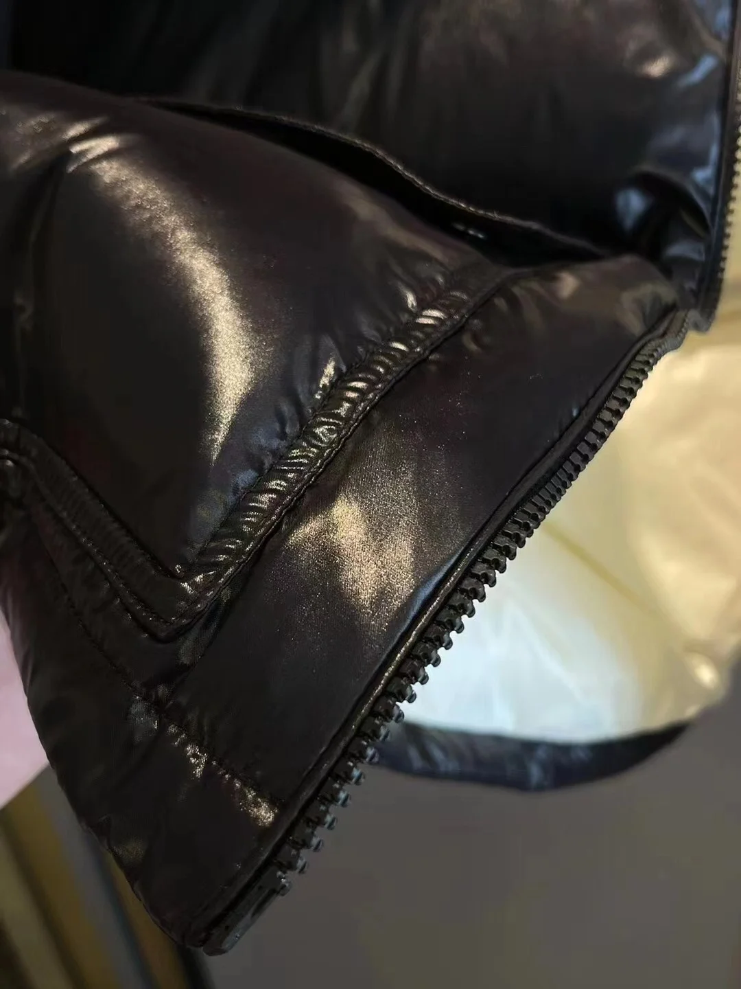 몽클레어 아바예 쇼트 다운 자켓 블랙