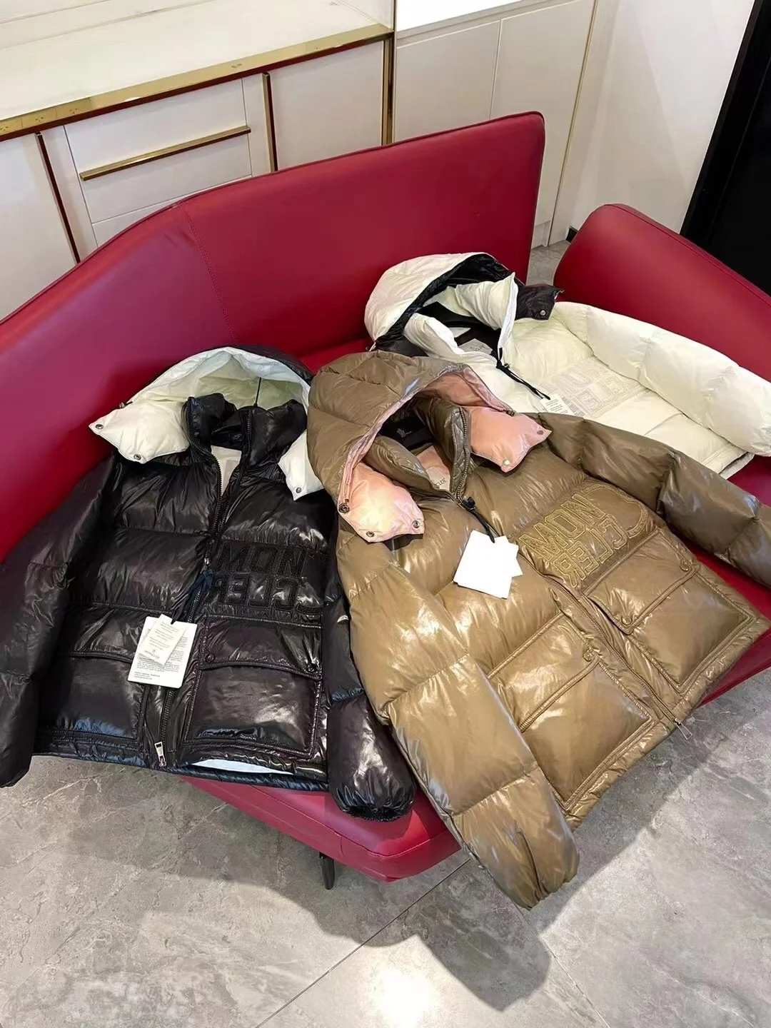 몽클레어 아바예 쇼트 다운 자켓 블랙