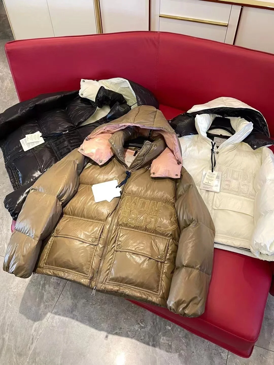 몽클레어 아바예 쇼트 다운 자켓 블랙