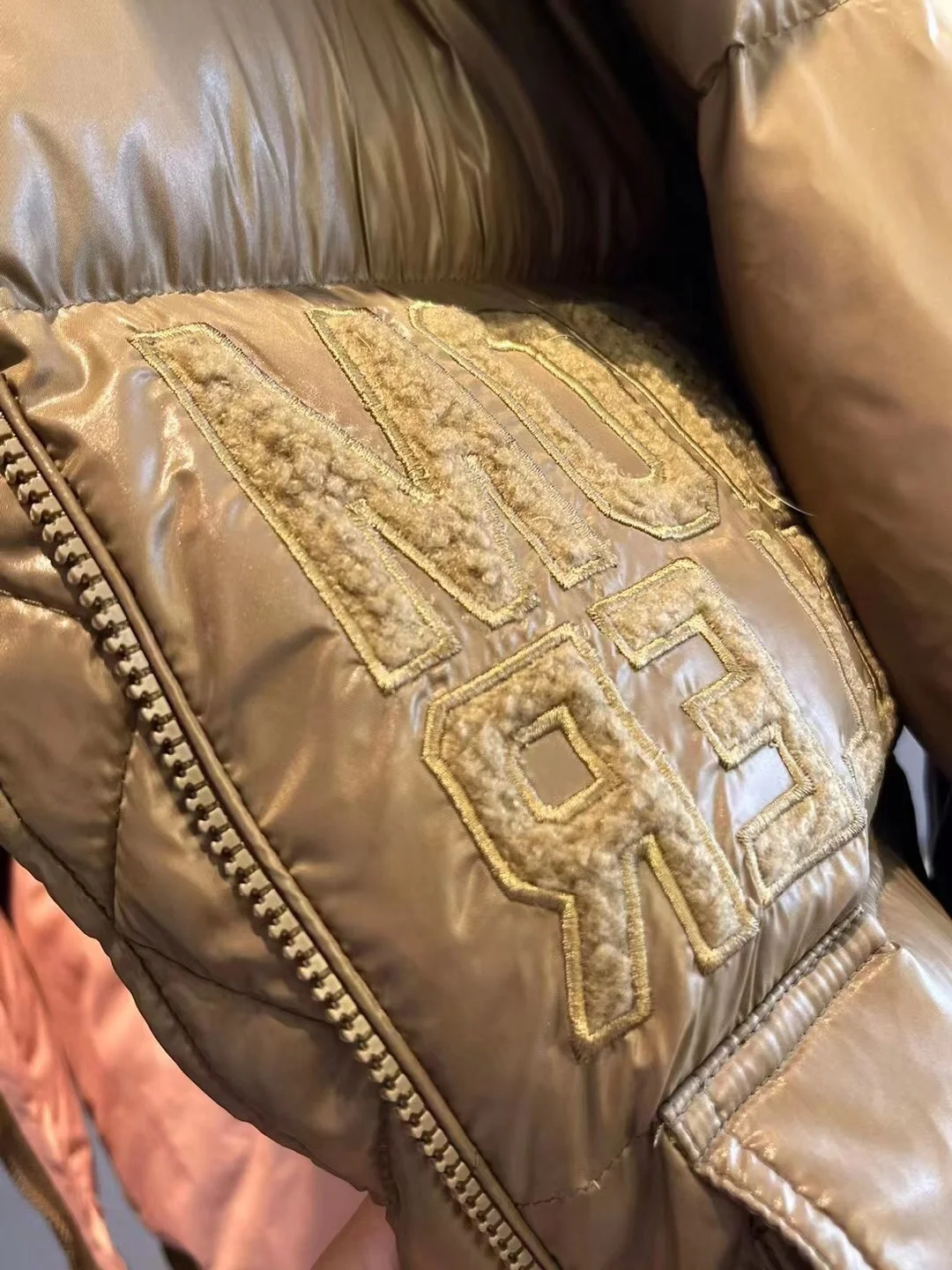 몽클레어 아바예 쇼트 다운 자켓 브라운