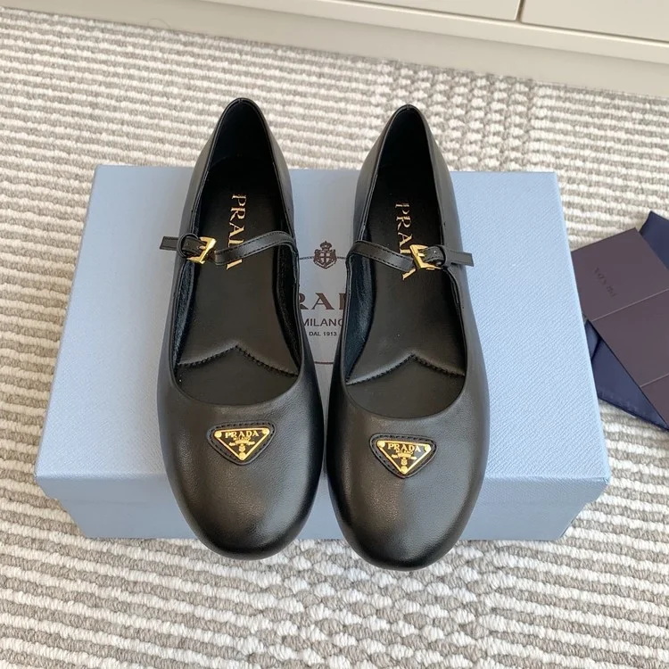 프라다 삼각 발레리나 레더