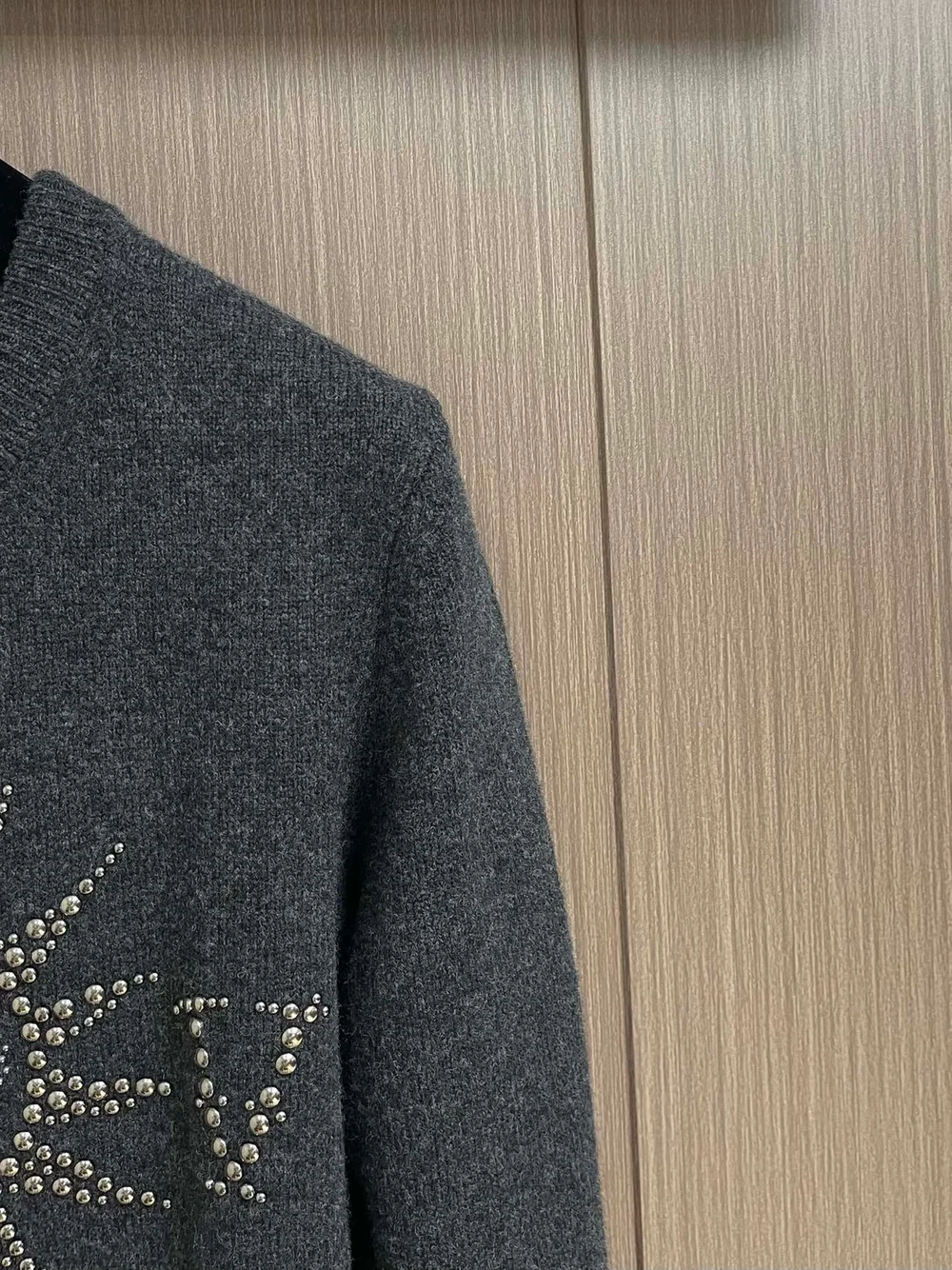 루이비통 엠벨리시드 롱 슬리브드 메리노 울 크루넥 1AFXKR