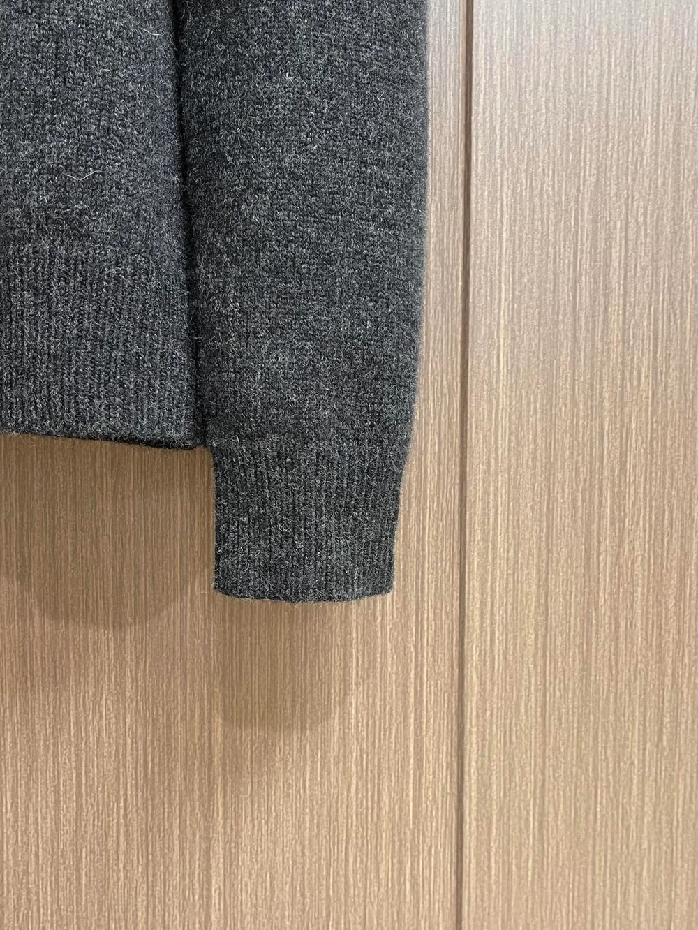 루이비통 엠벨리시드 롱 슬리브드 메리노 울 크루넥 1AFXKR