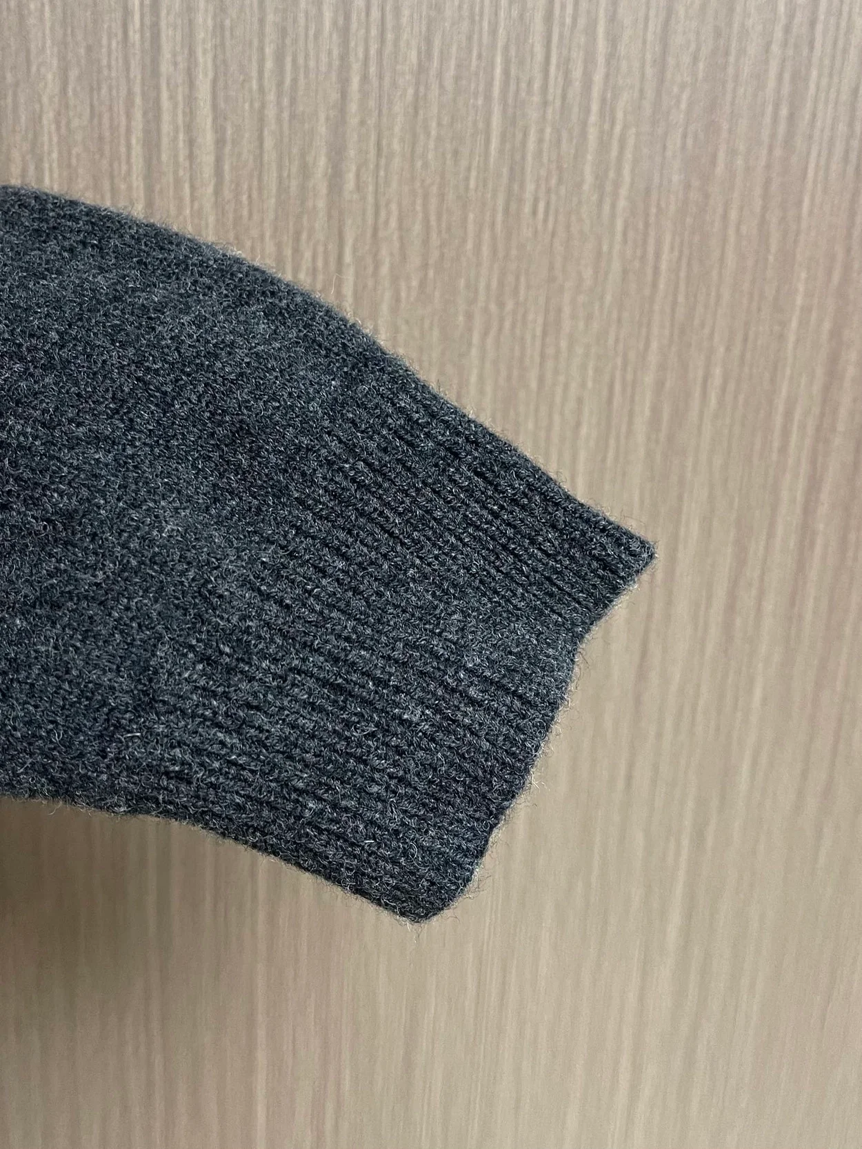 루이비통 엠벨리시드 롱 슬리브드 메리노 울 크루넥 1AFXKR